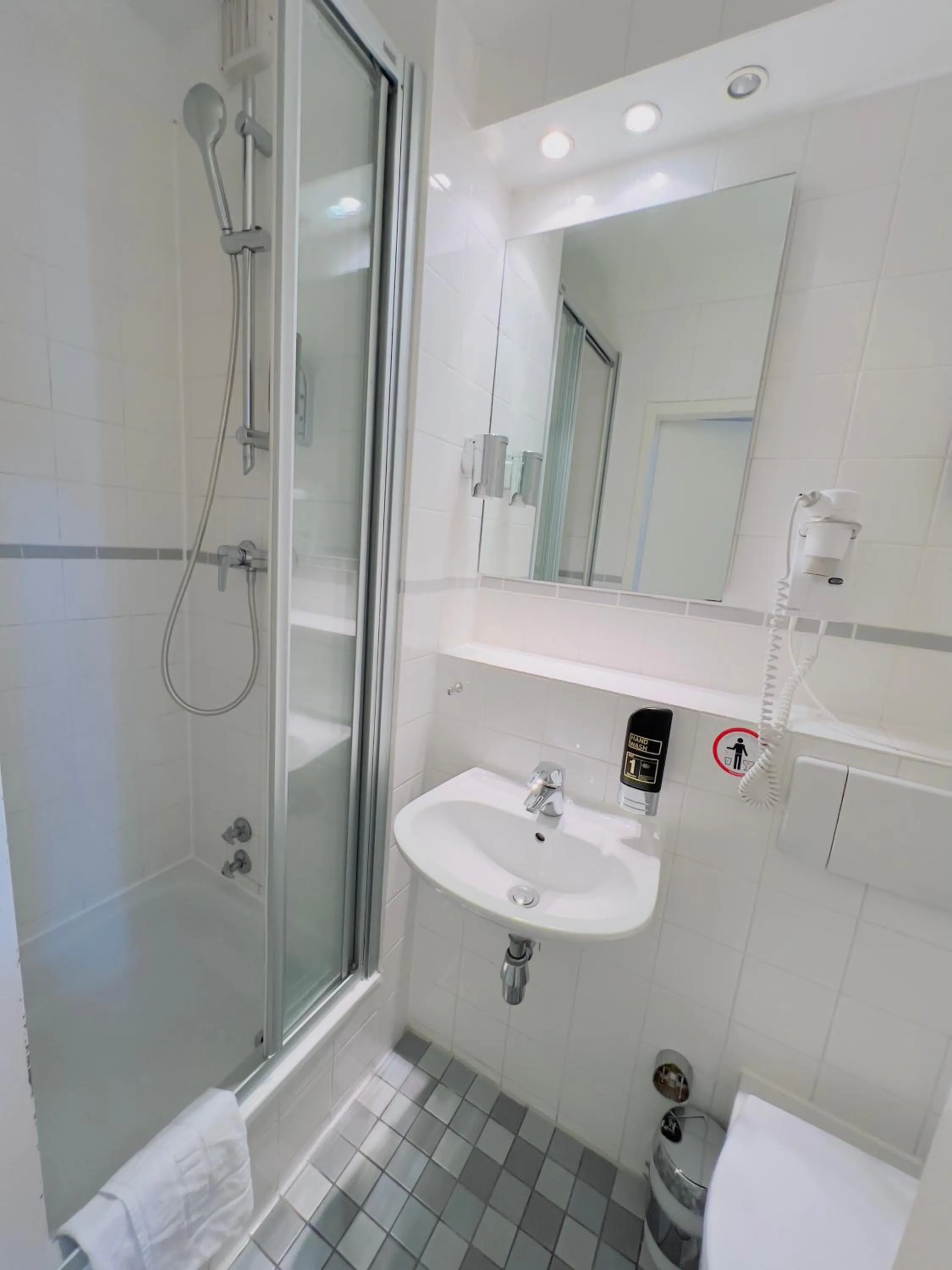 Bathroom in Elbbrücken Hotel