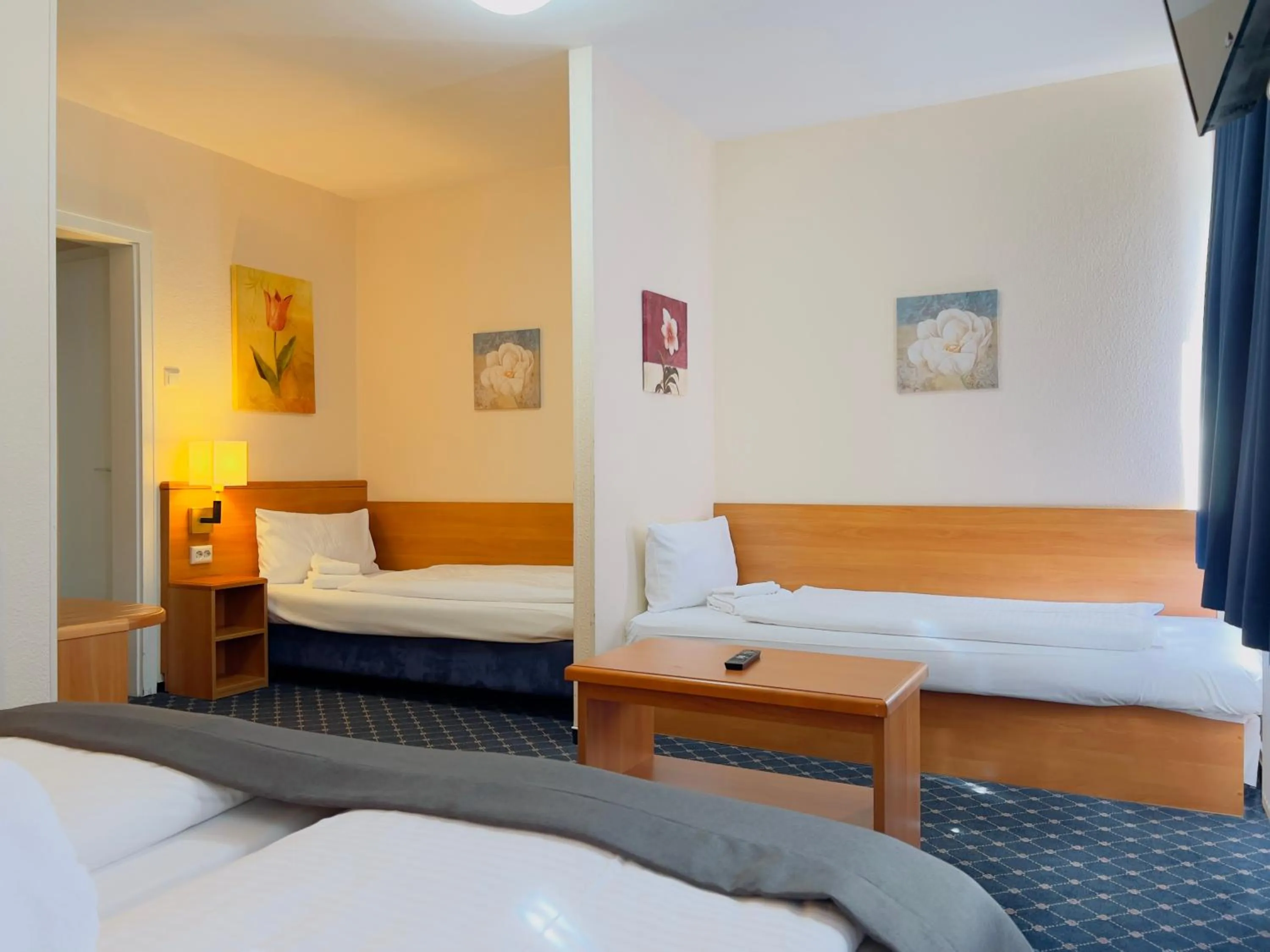 Photo of the whole room, Bed in Elbbrücken Hotel