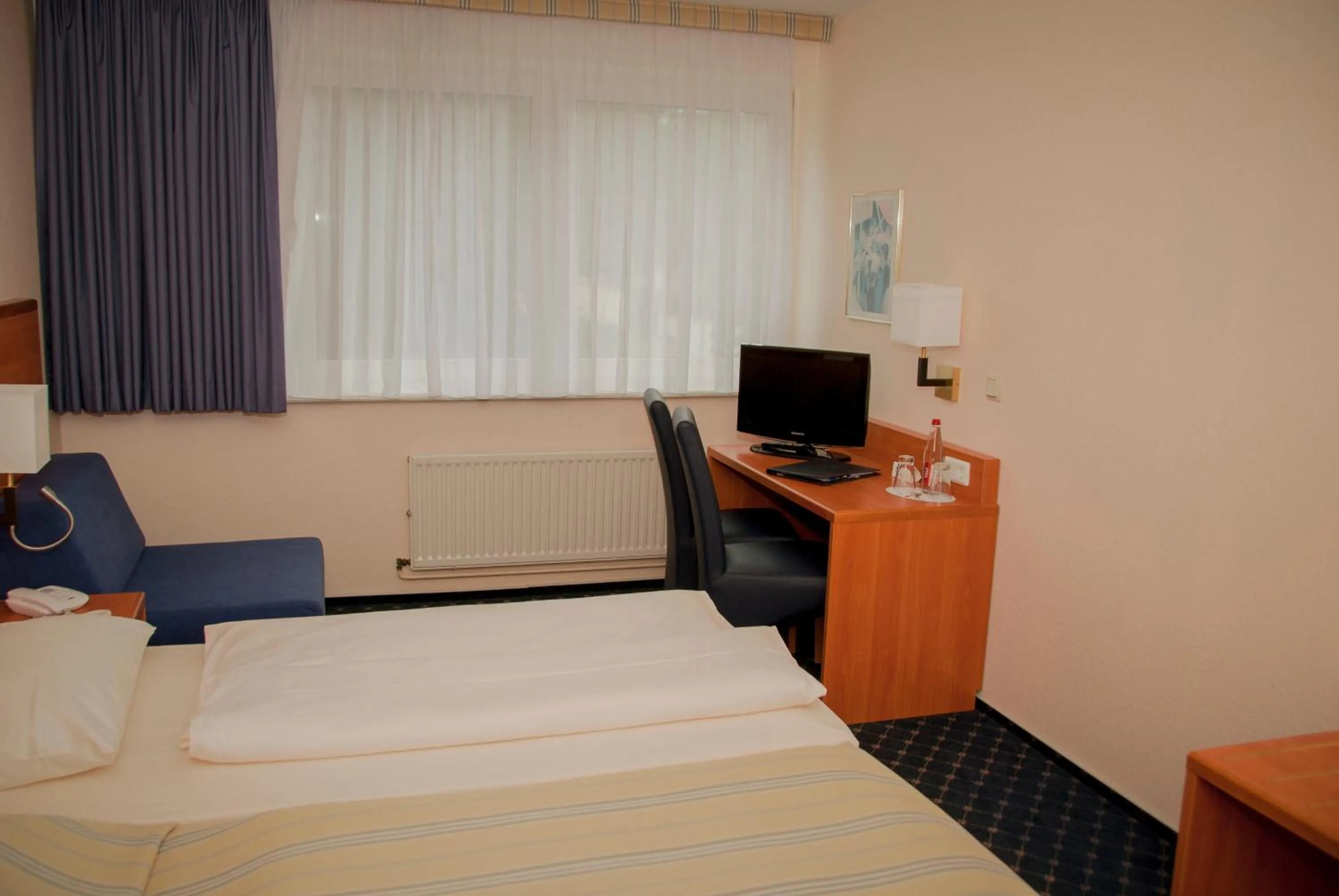 Photo of the whole room, Bed in Elbbrücken Hotel