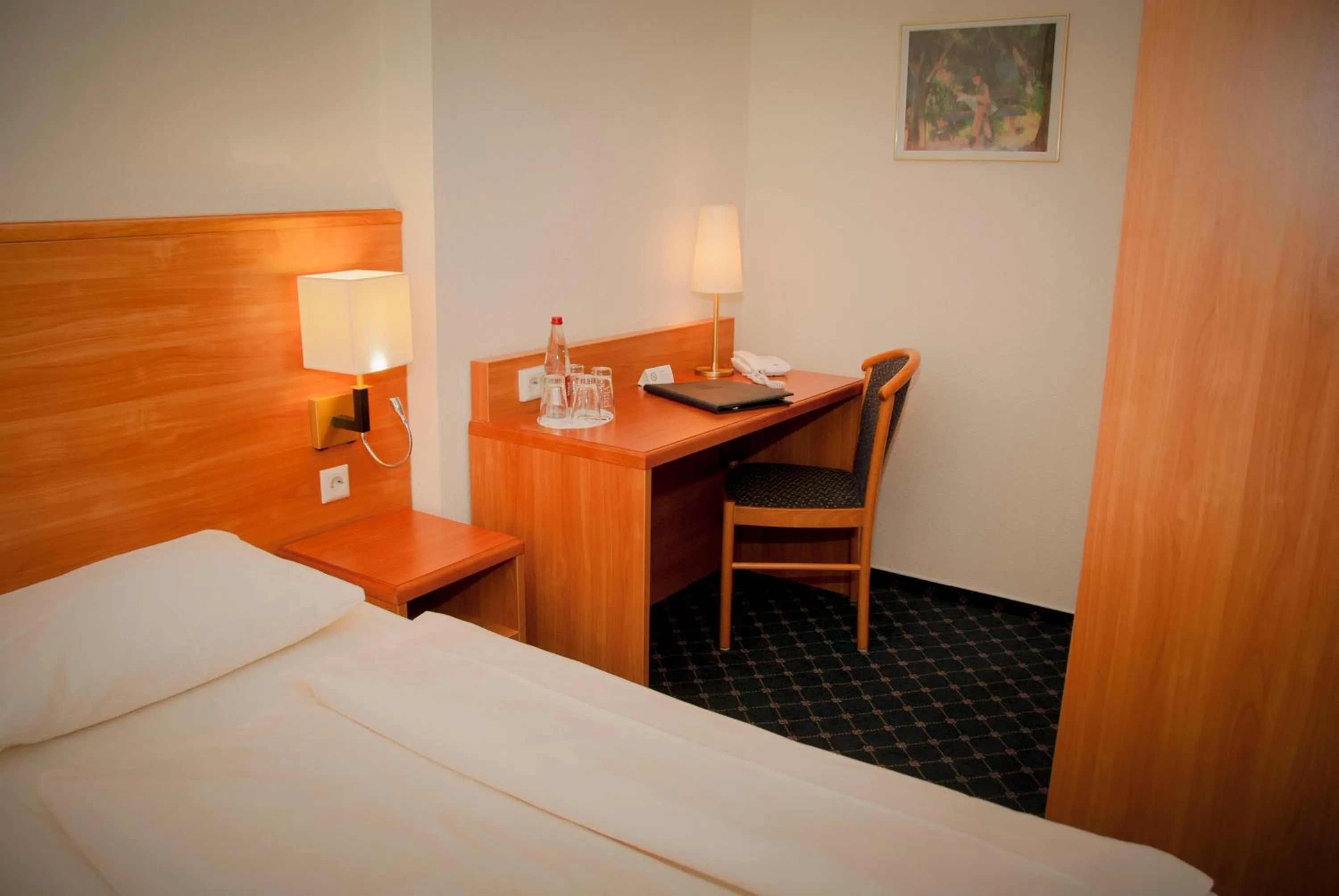 Photo of the whole room, Bed in Elbbrücken Hotel