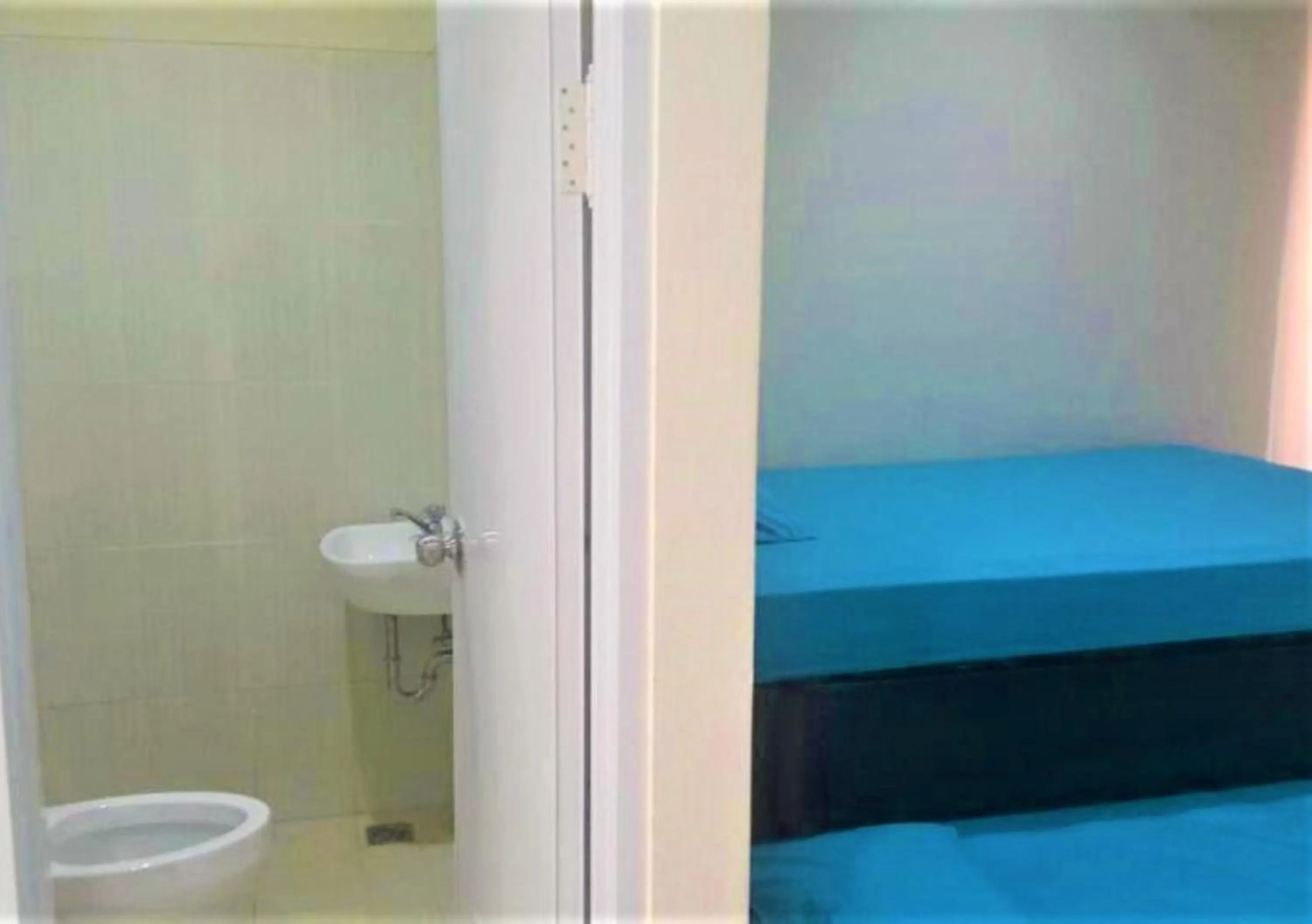 Bathroom, Bed in Giant Kost
