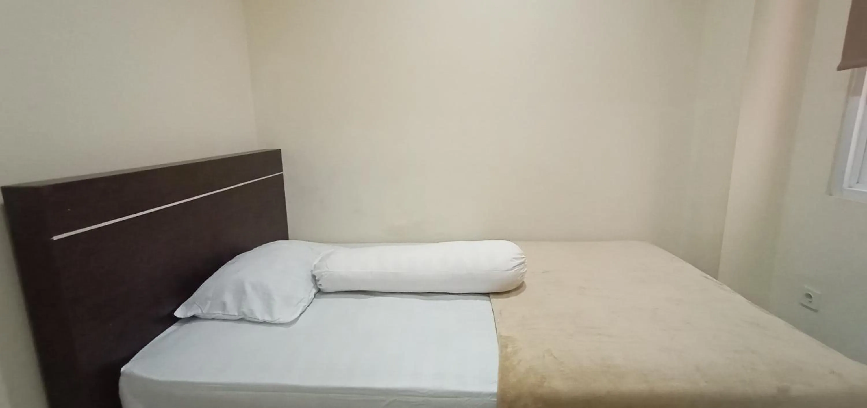 Bedroom, Bed in Giant Kost