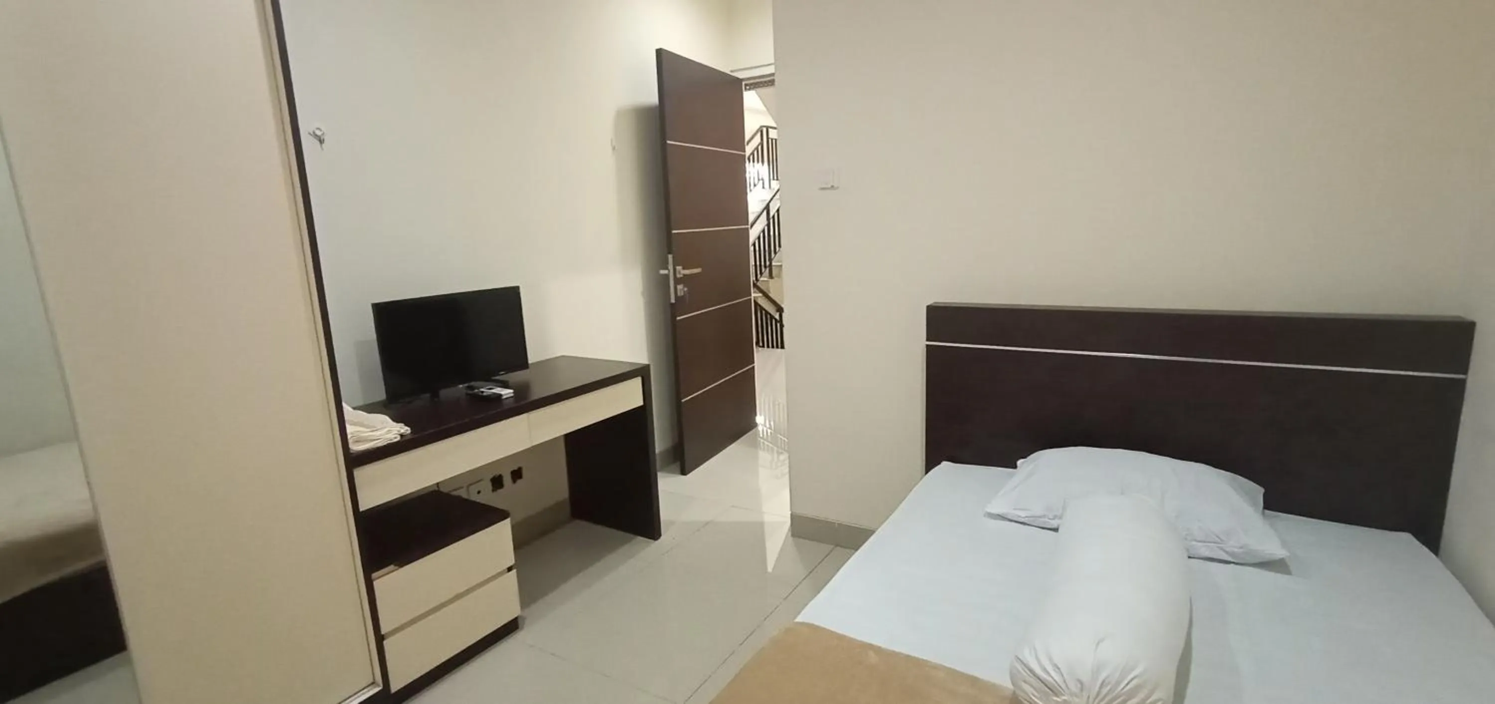 Bedroom, Bed in Giant Kost