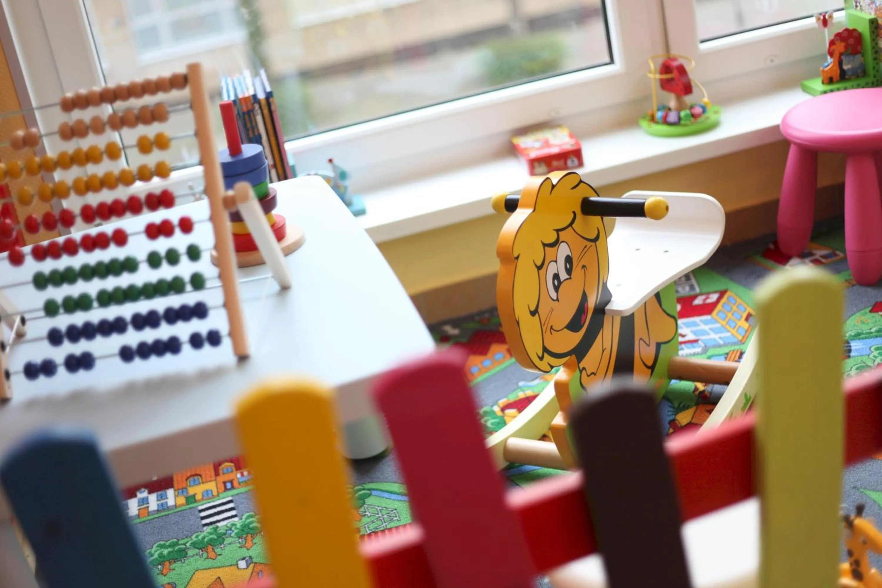 children in a&o Aachen Hauptbahnhof
