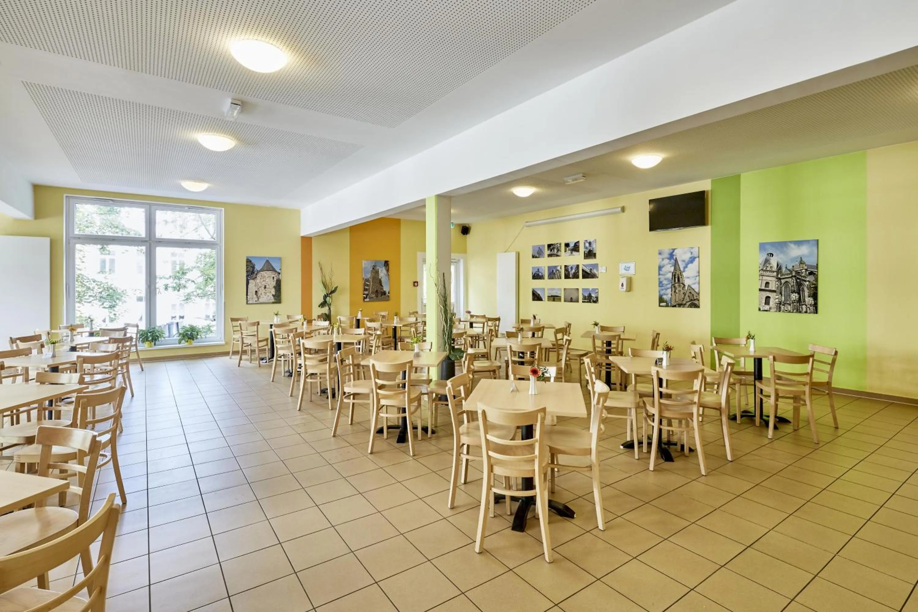 Restaurant/places to eat in a&o Aachen Hauptbahnhof