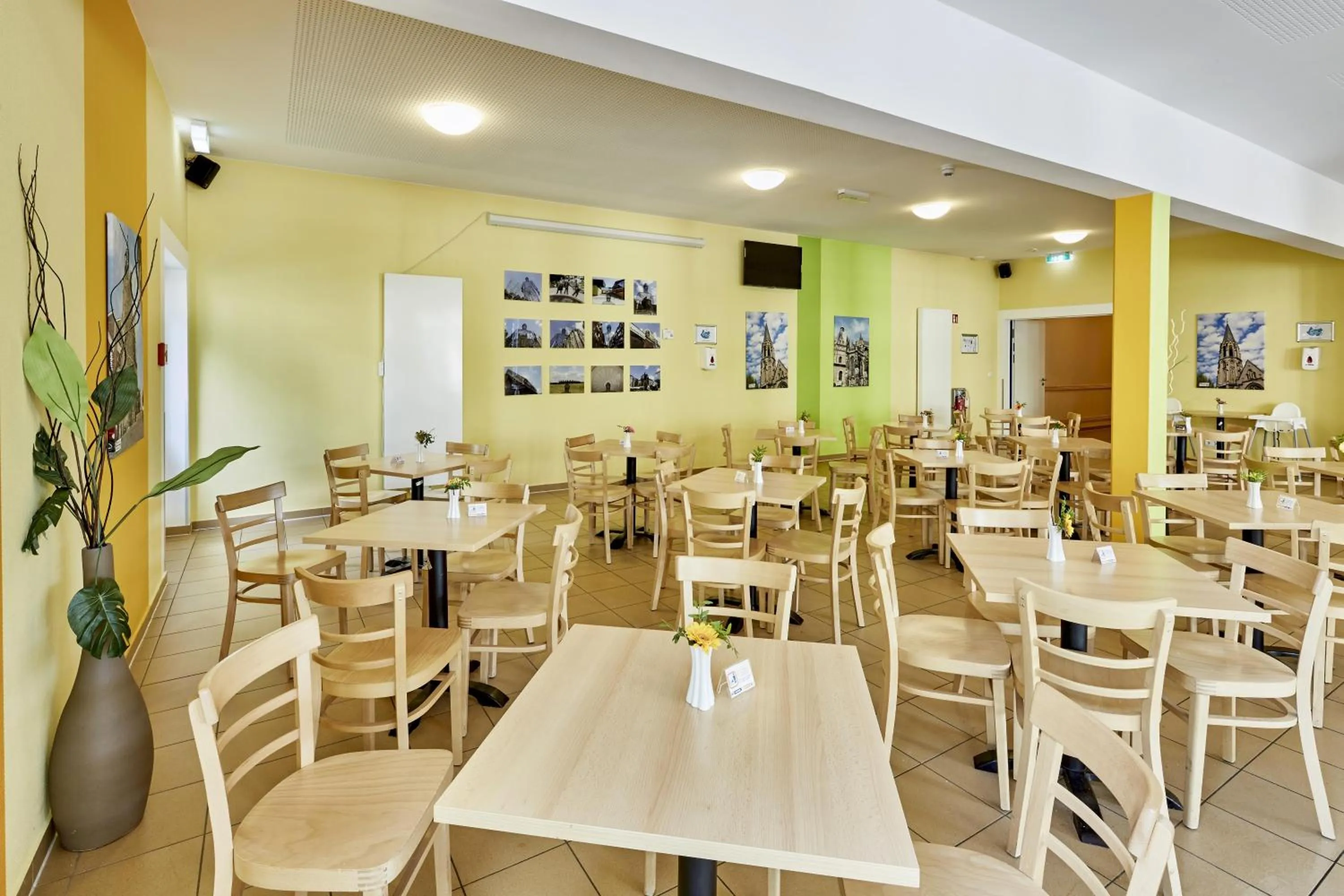 Restaurant/places to eat in a&o Aachen Hauptbahnhof