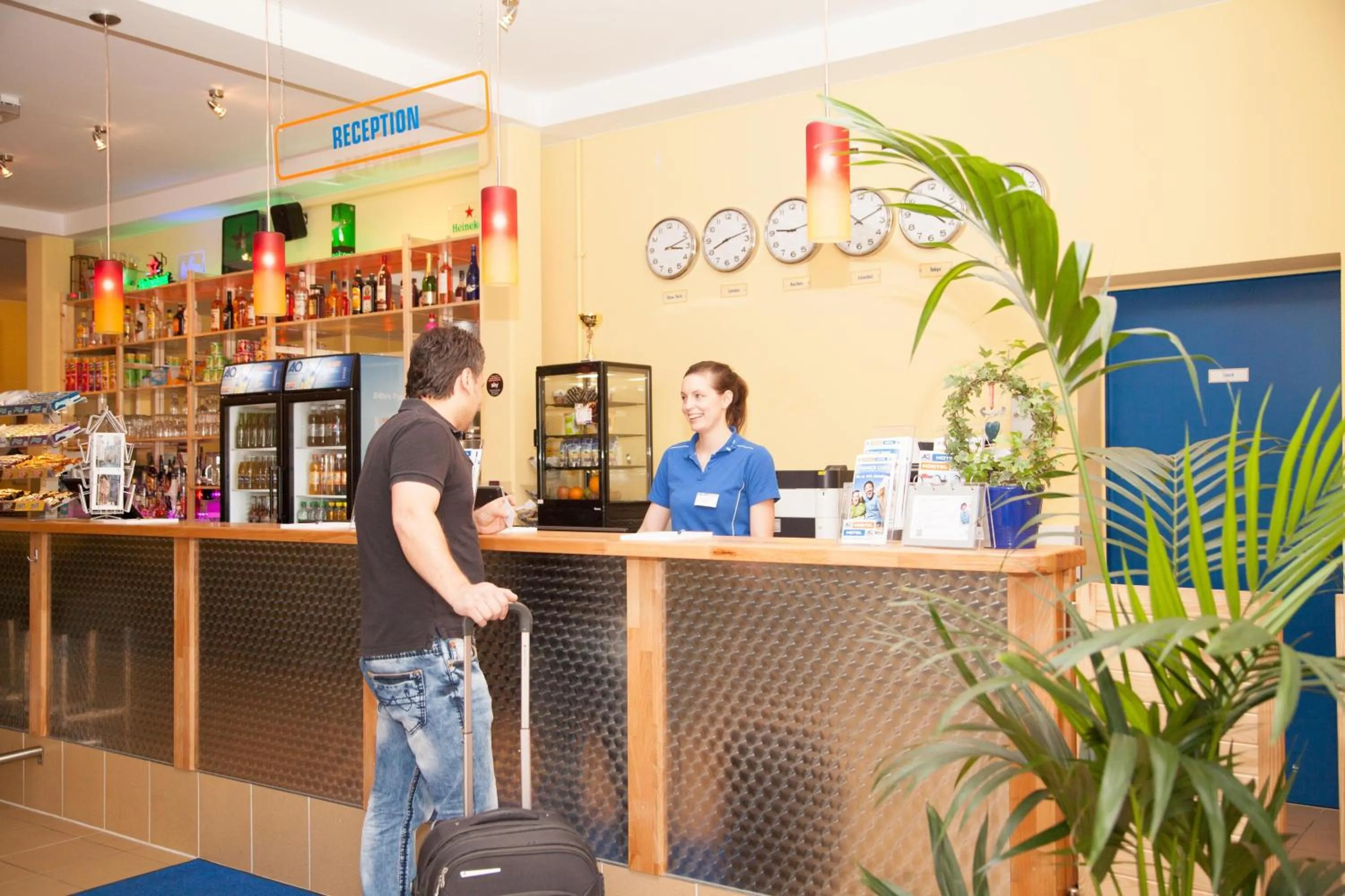 Lounge or bar in a&o Aachen Hauptbahnhof