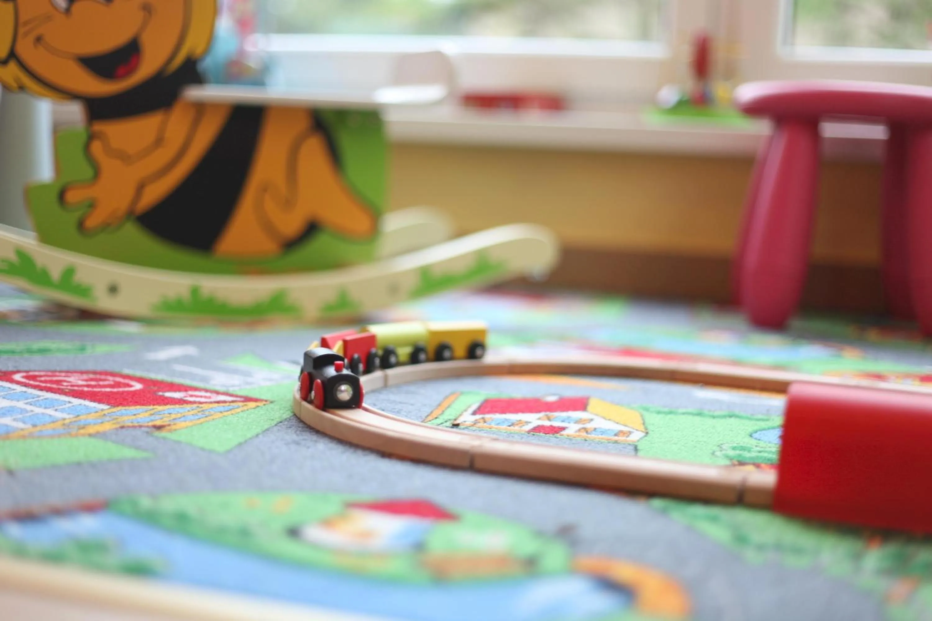 children in a&o Aachen Hauptbahnhof