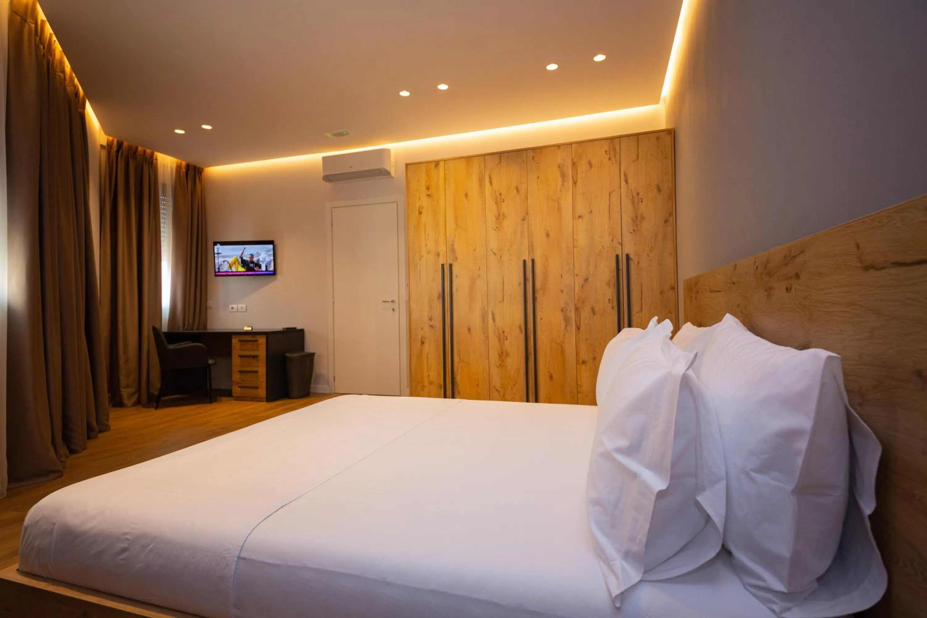 TV and multimedia, Bed in Central Chic Apartments