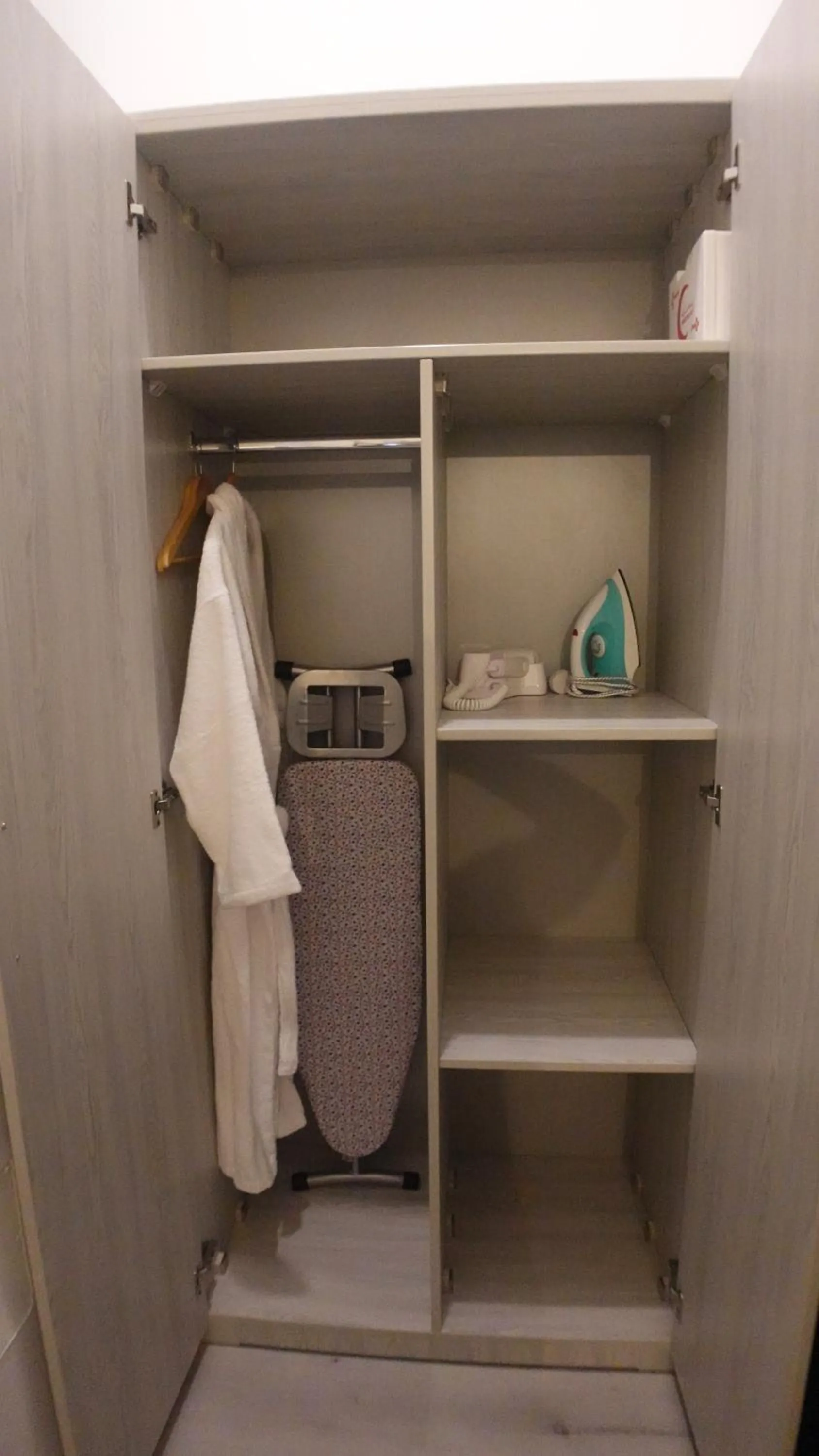 wardrobe in Daraysh Hotel