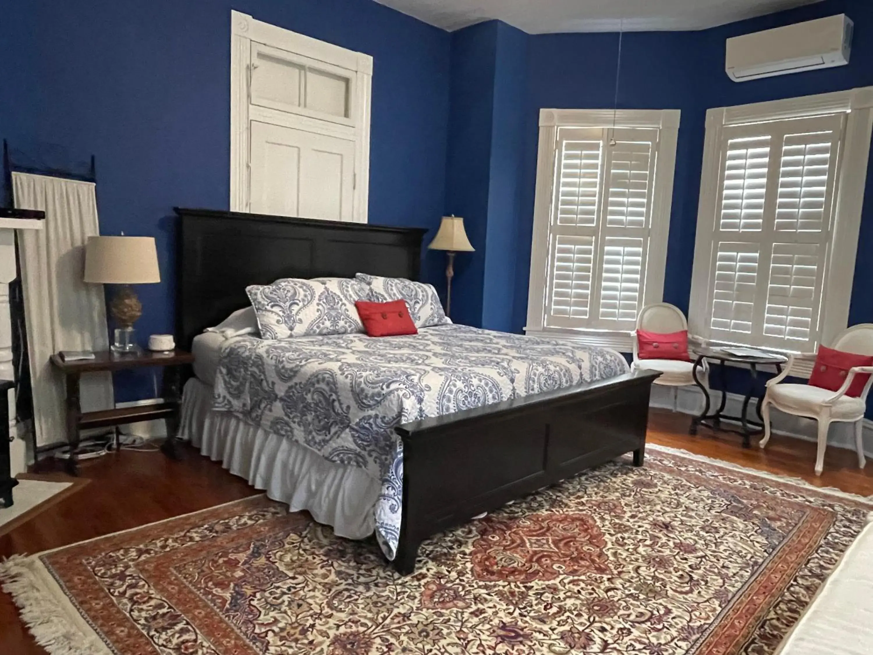 Superior King Room in Trowell Historic Inn Superior King Room in Trowell Historic Inn