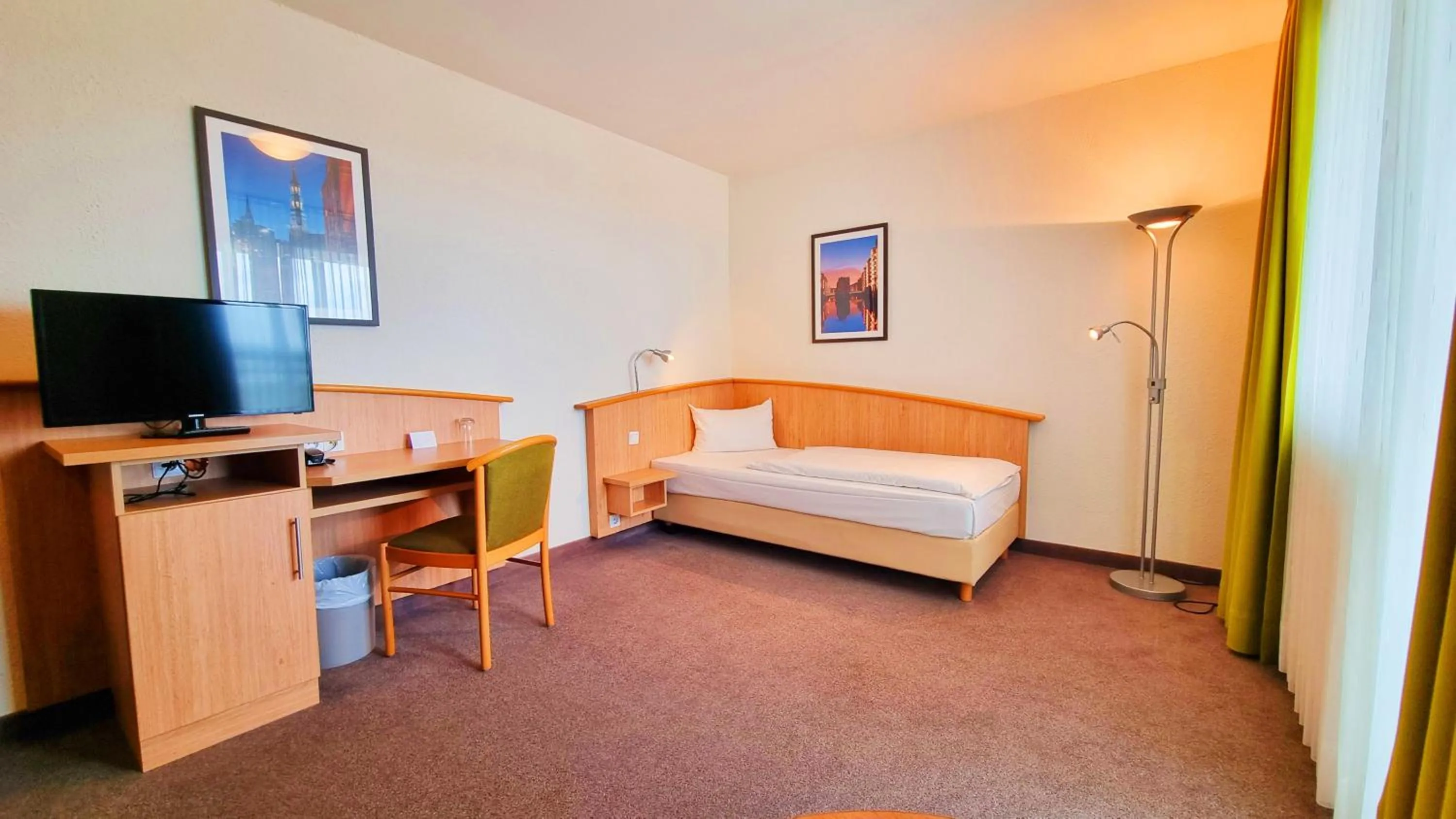 Photo of the whole room, Bed in Panorama Inn Hotel und Boardinghaus