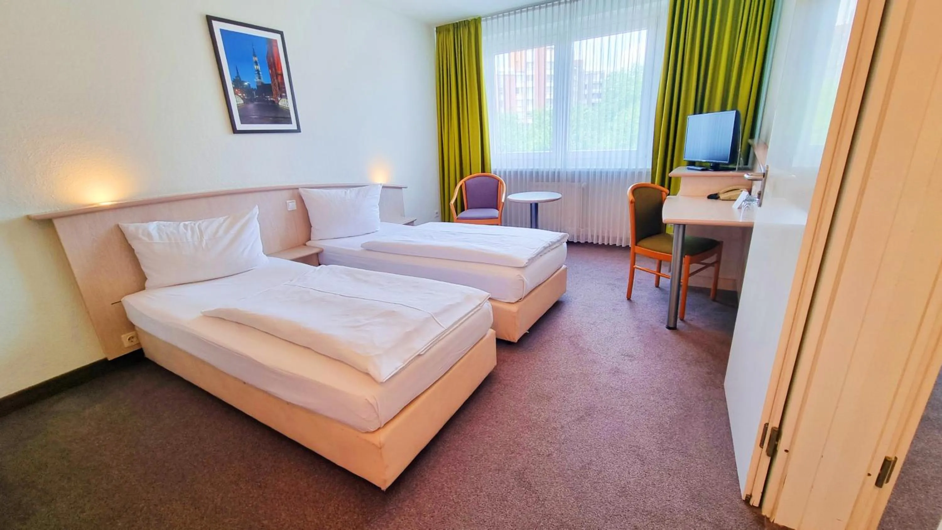 Photo of the whole room, Bed in Panorama Inn Hotel und Boardinghaus