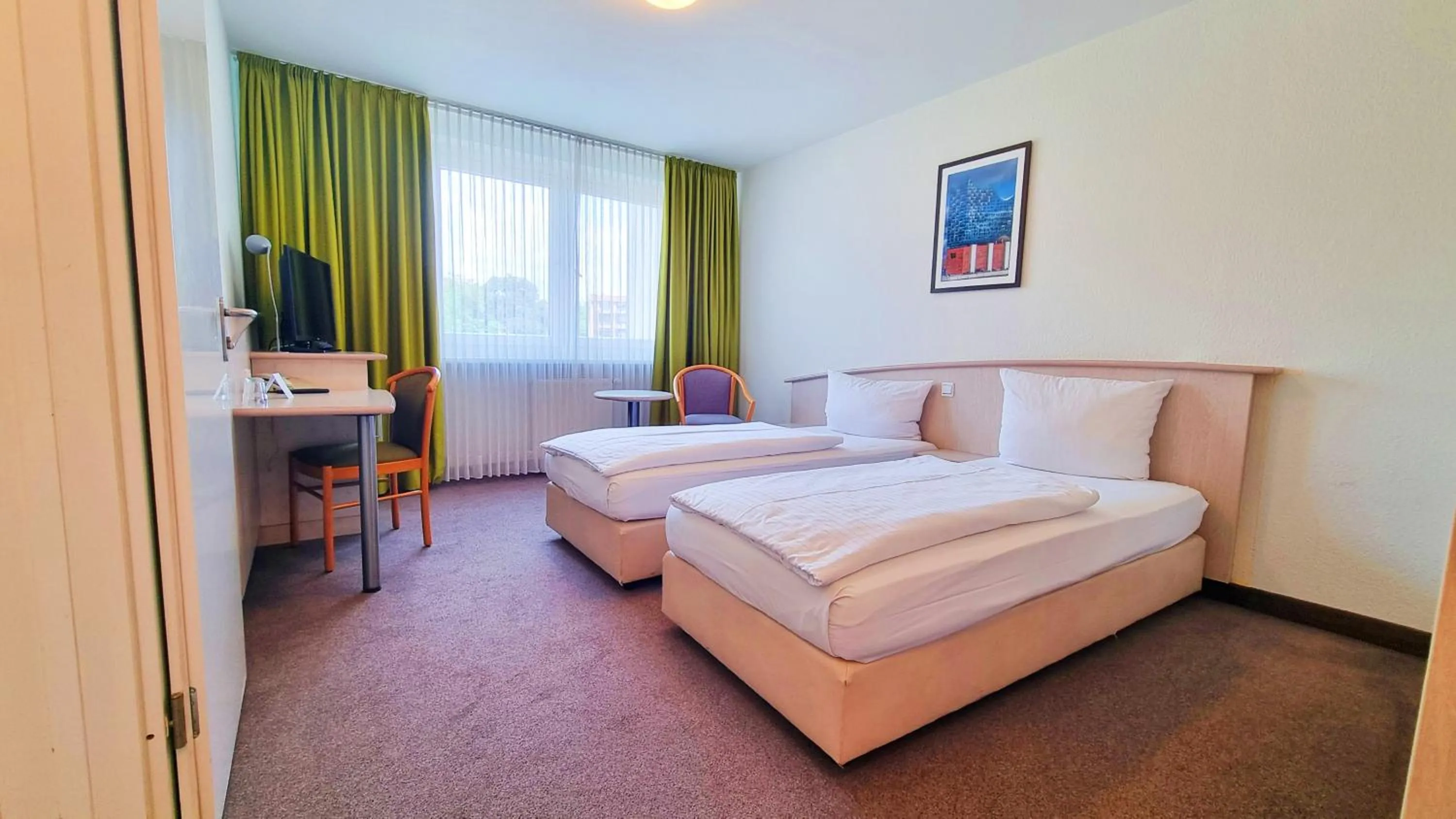Photo of the whole room, Bed in Panorama Inn Hotel und Boardinghaus