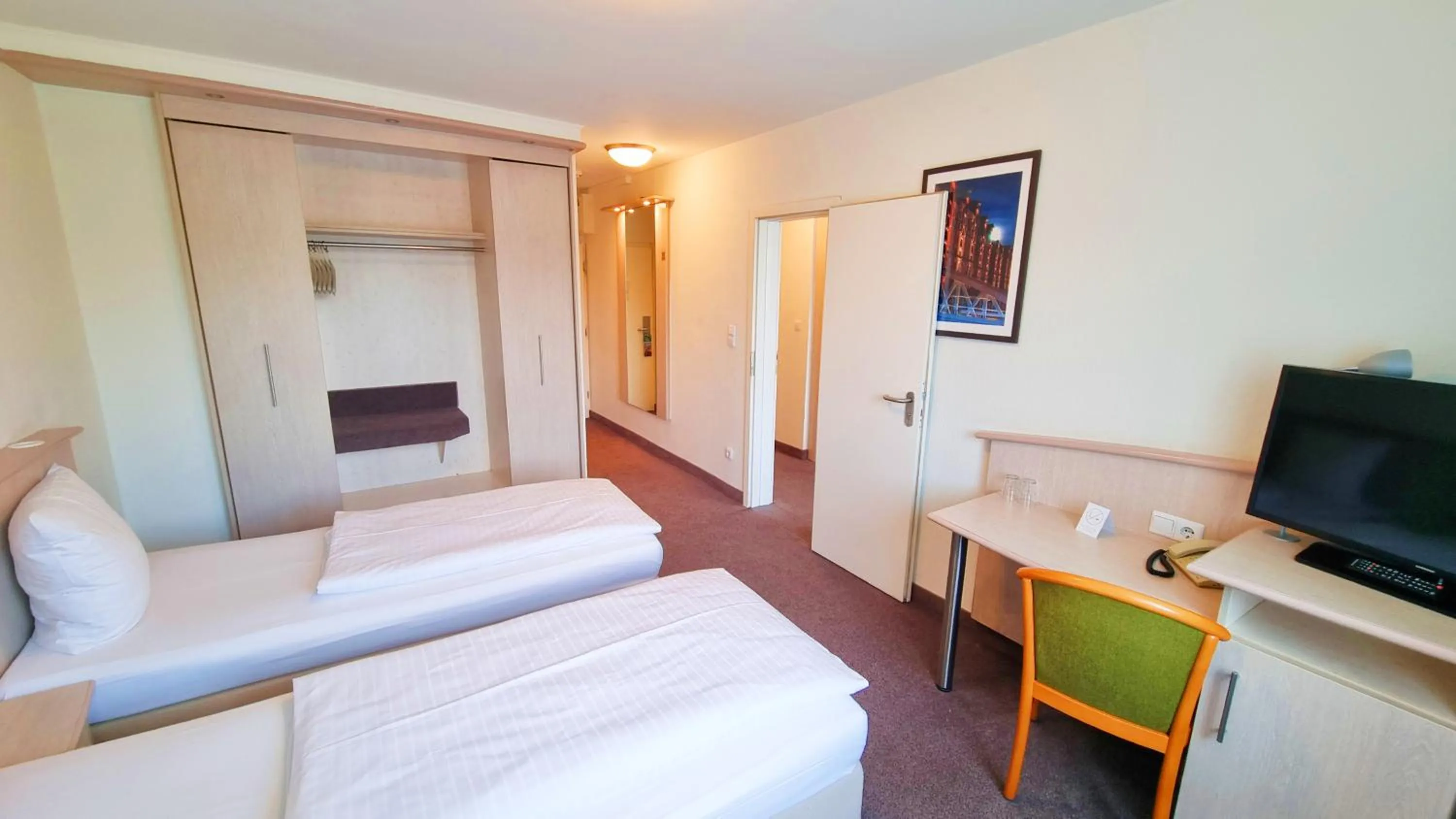 Photo of the whole room, Bed in Panorama Inn Hotel und Boardinghaus