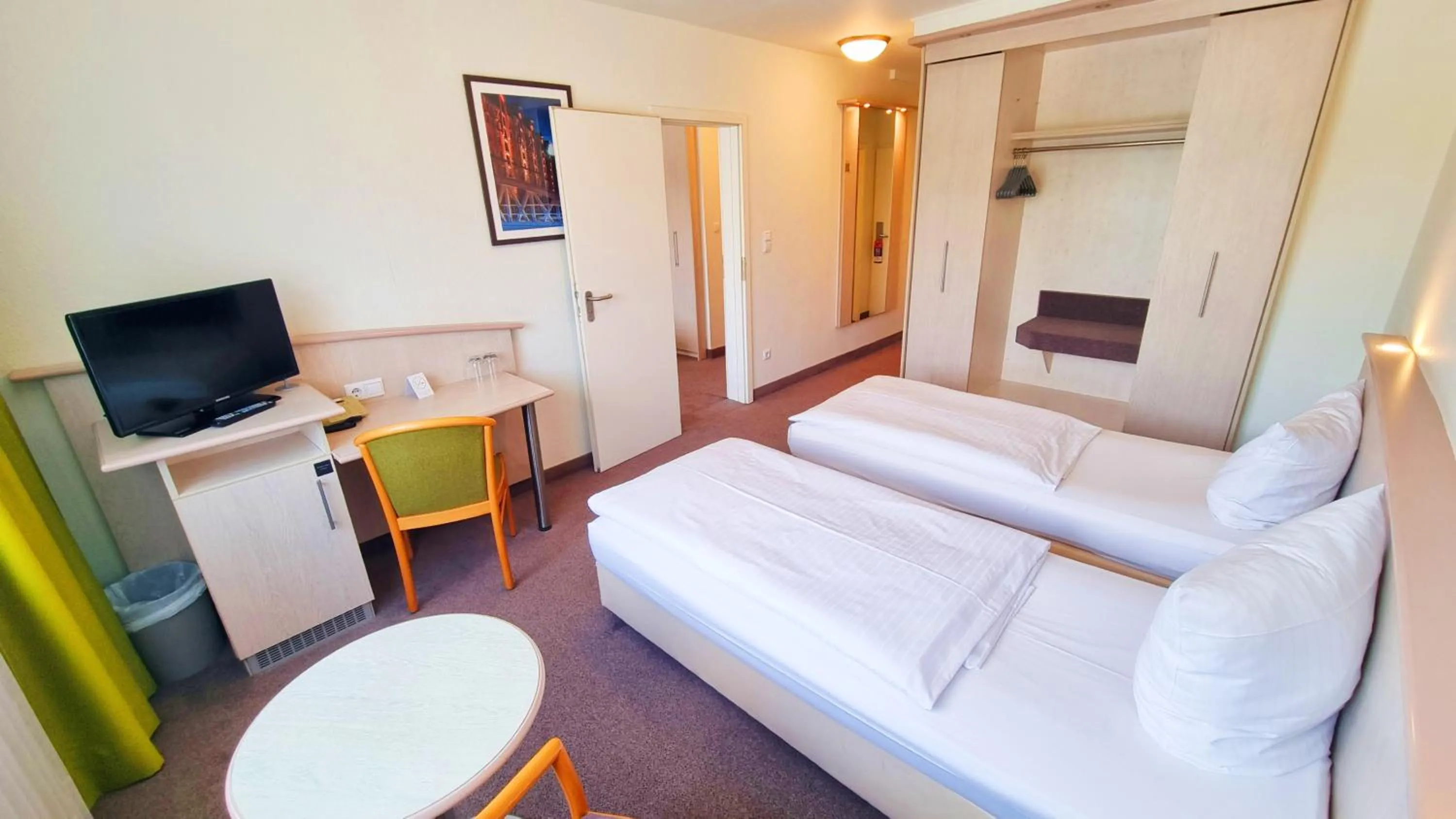 Photo of the whole room, Bed in Panorama Inn Hotel und Boardinghaus