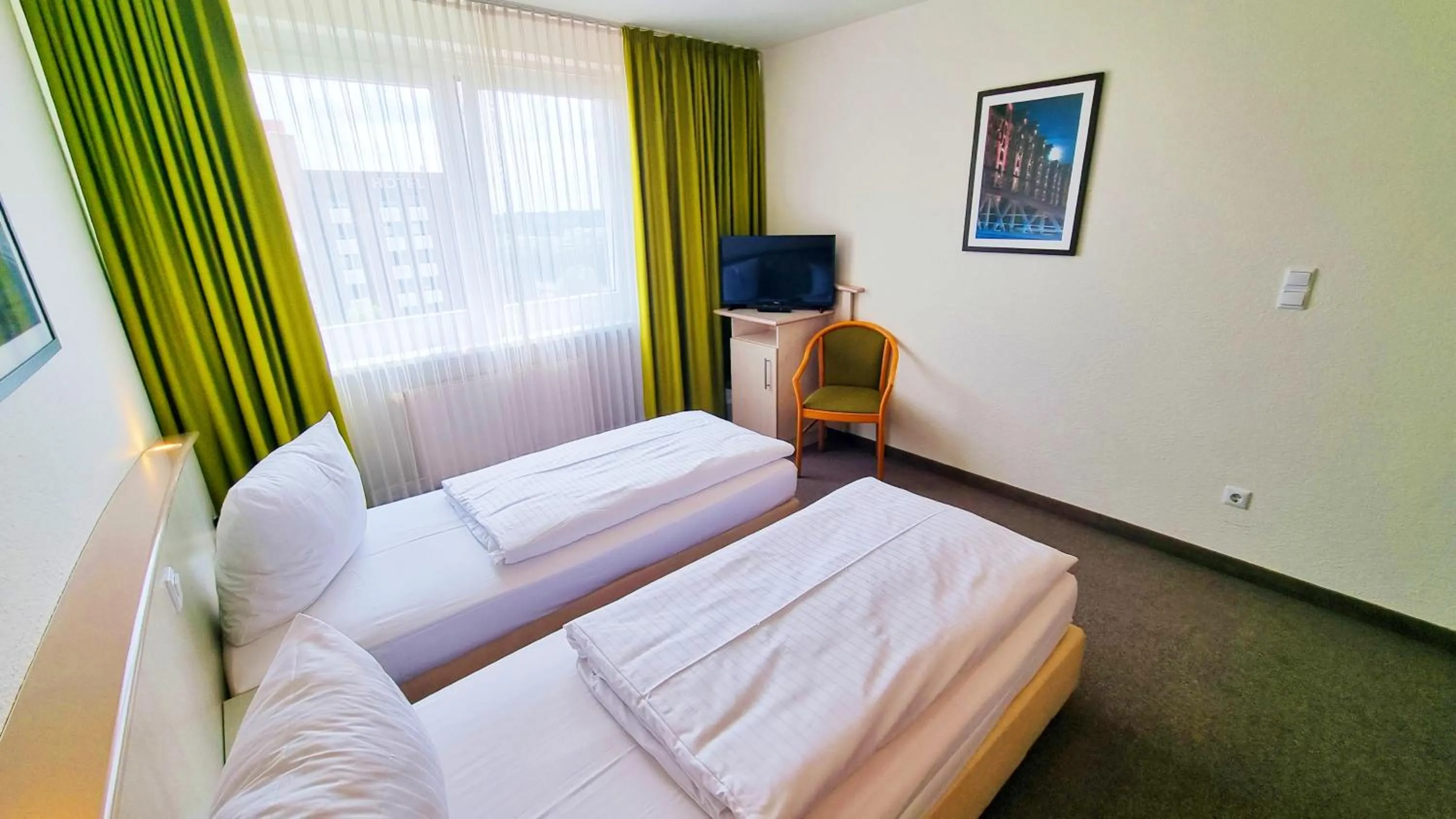 Photo of the whole room, Bed in Panorama Inn Hotel und Boardinghaus