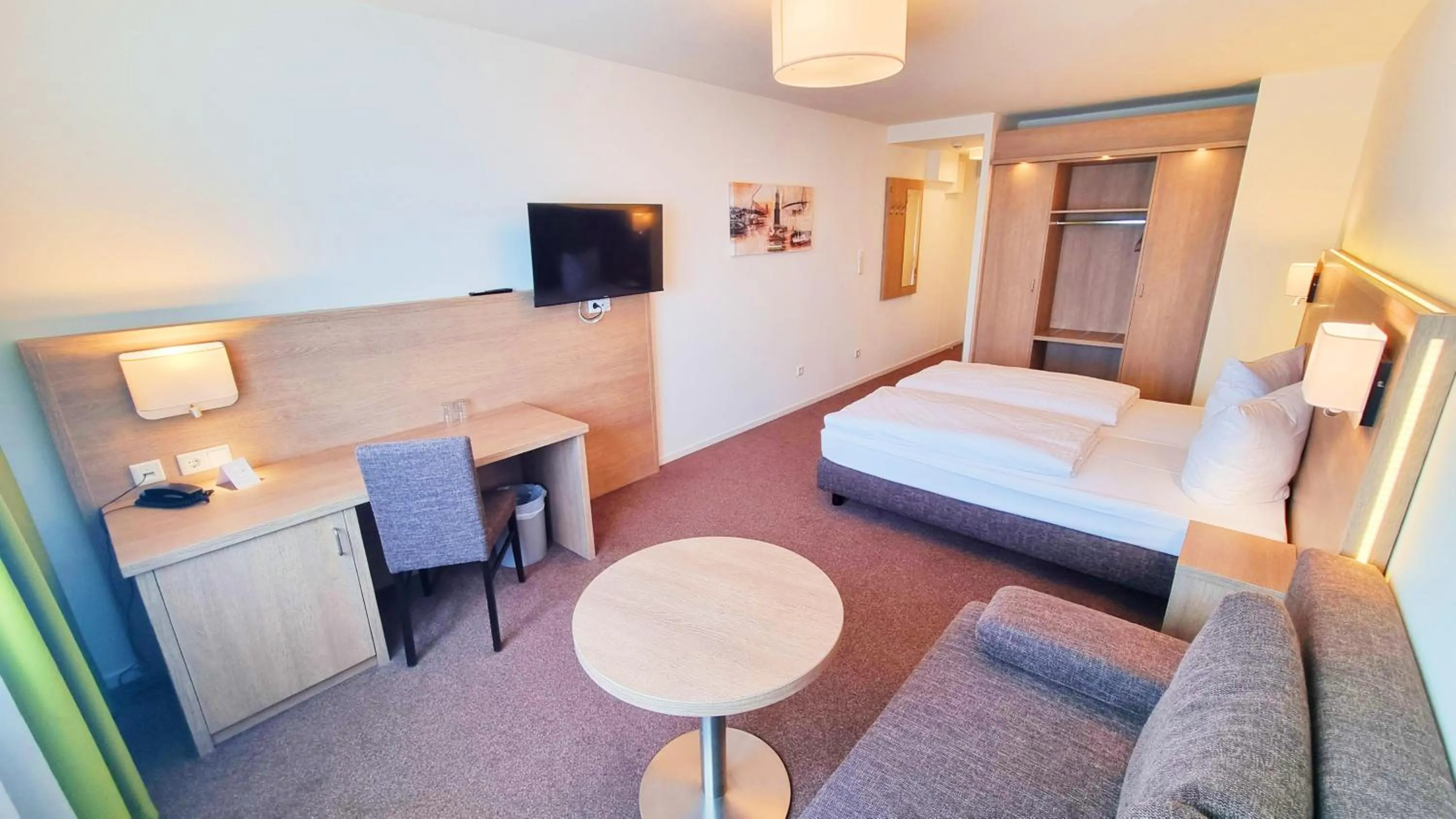 Photo of the whole room, Bed in Panorama Inn Hotel und Boardinghaus