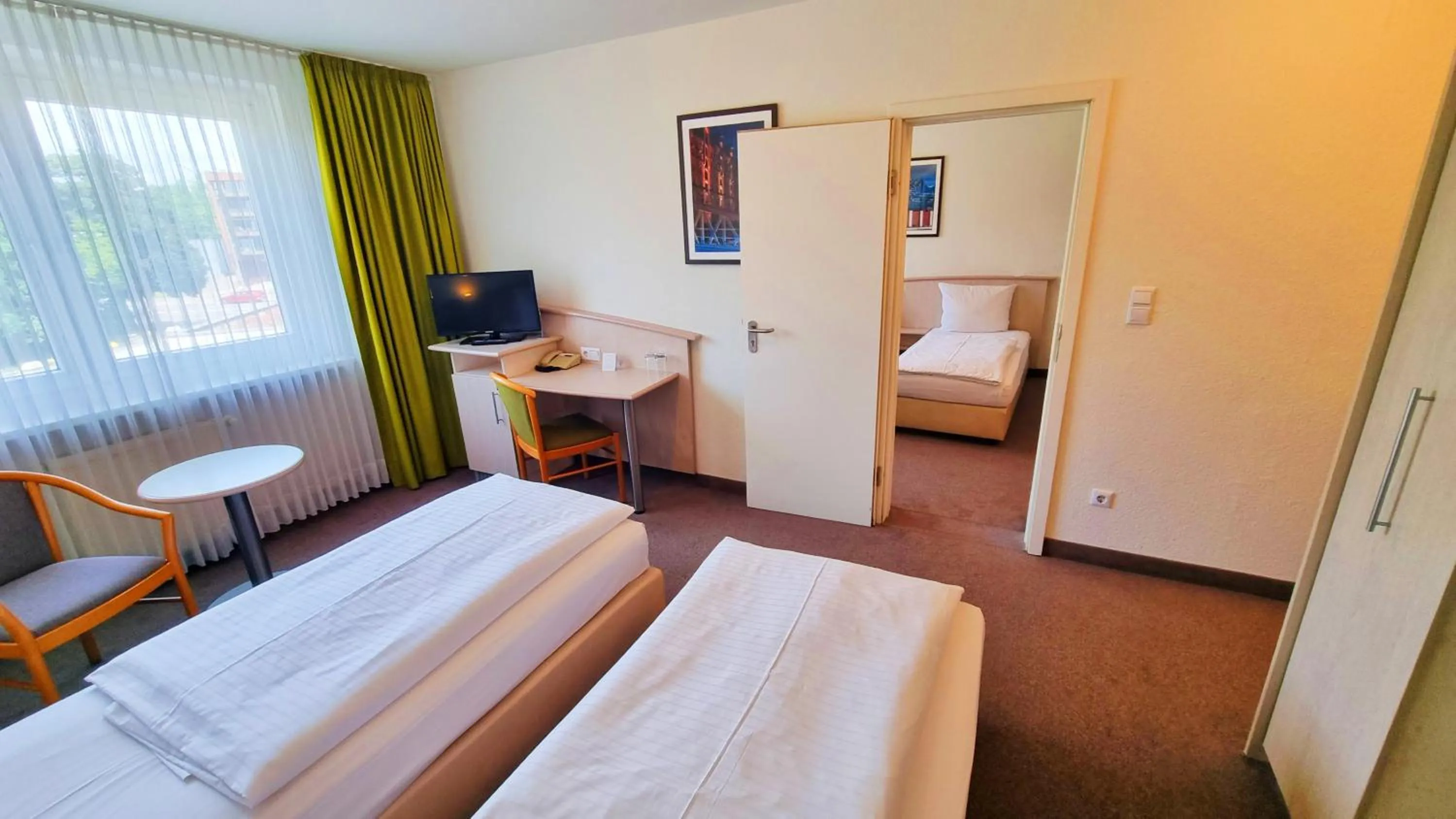 Photo of the whole room, Bed in Panorama Inn Hotel und Boardinghaus