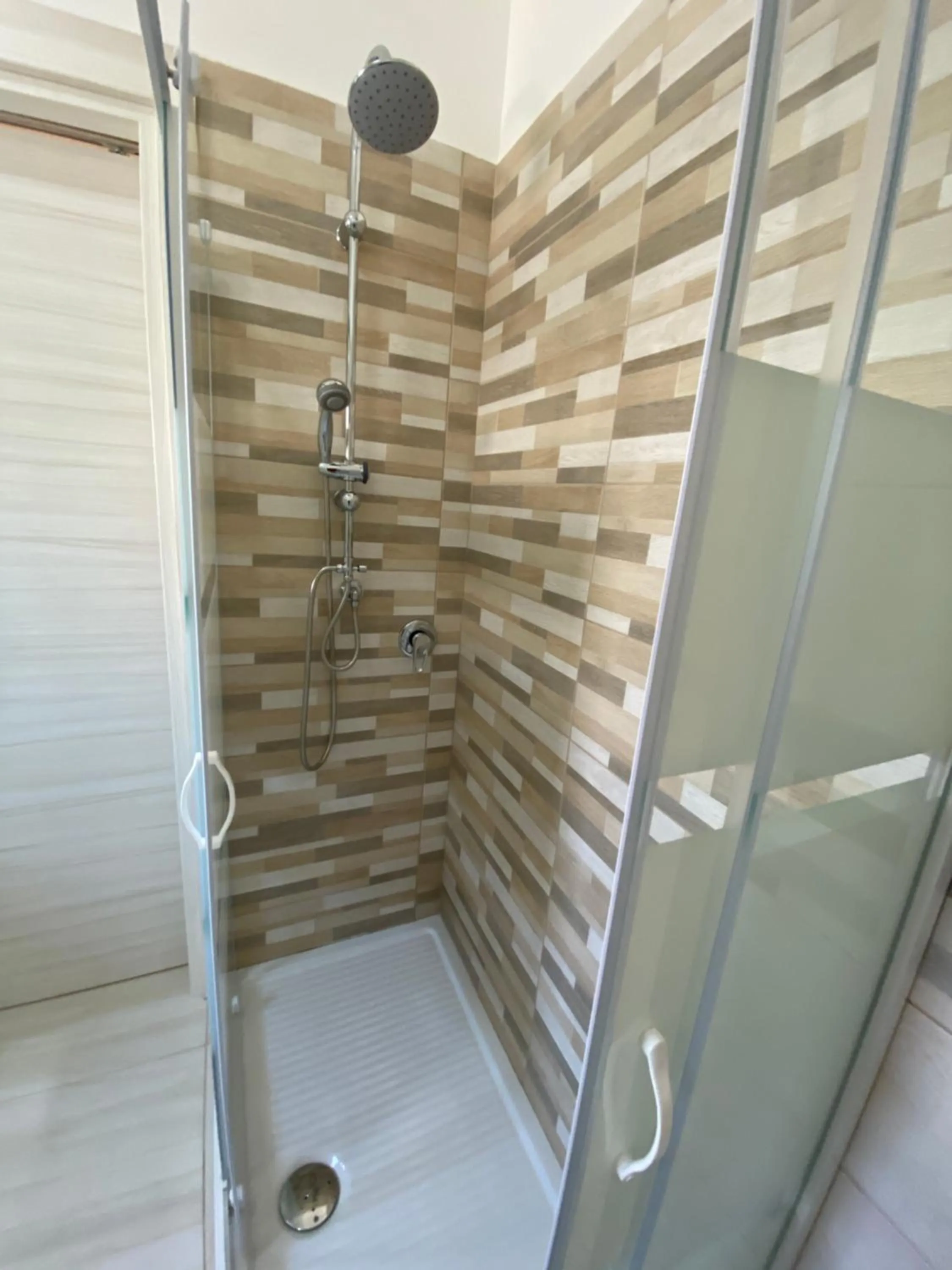 Shower in B&B Enjoy Happyness