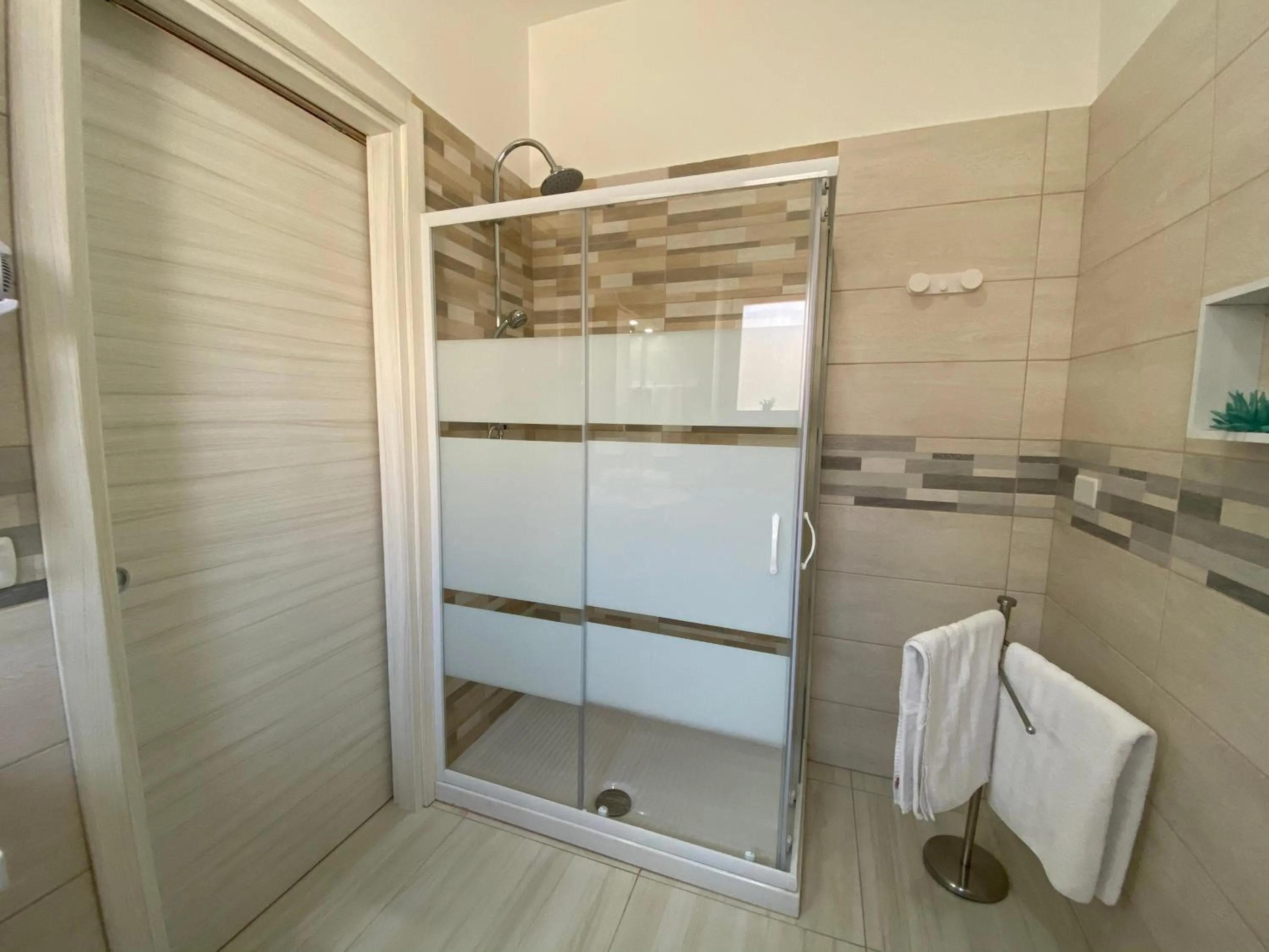 Shower in B&B Enjoy Happyness