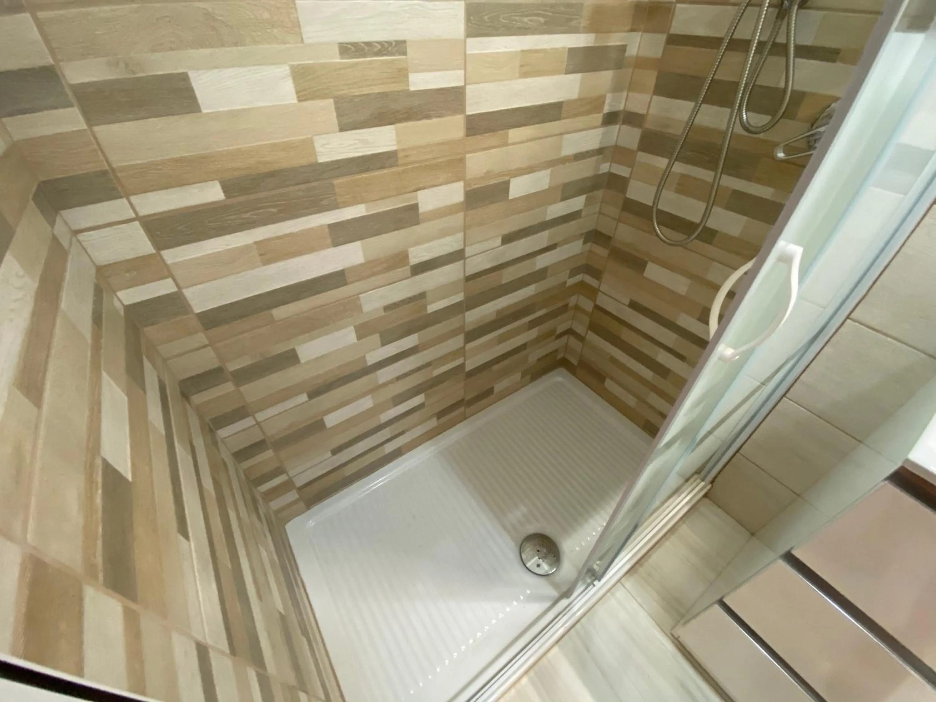 Shower in B&B Enjoy Happyness