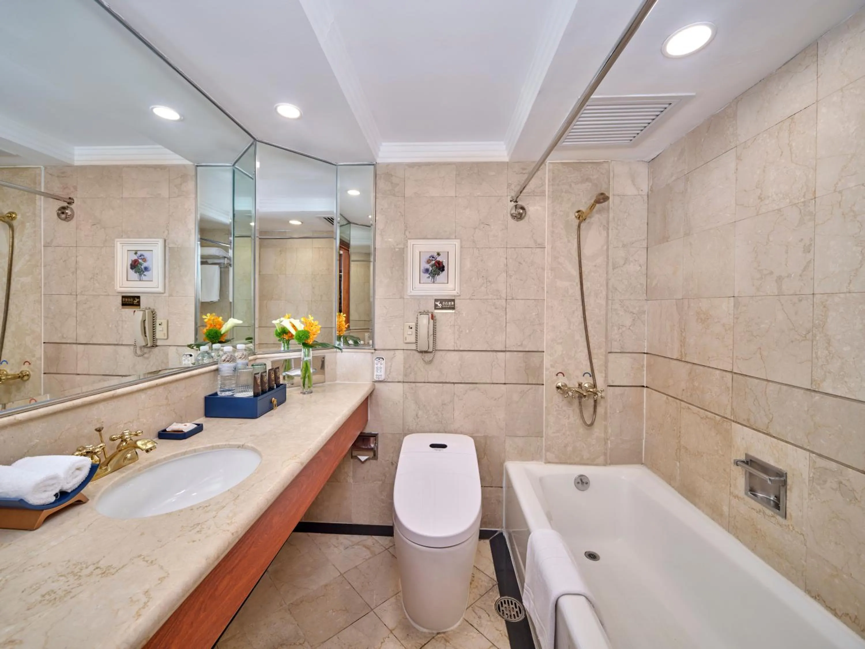 Toilet in Shanghai Park Hotel - Hudec Excellent Historical Building - Priority Access for Classic Butterfly Cookies Without queuing to guests