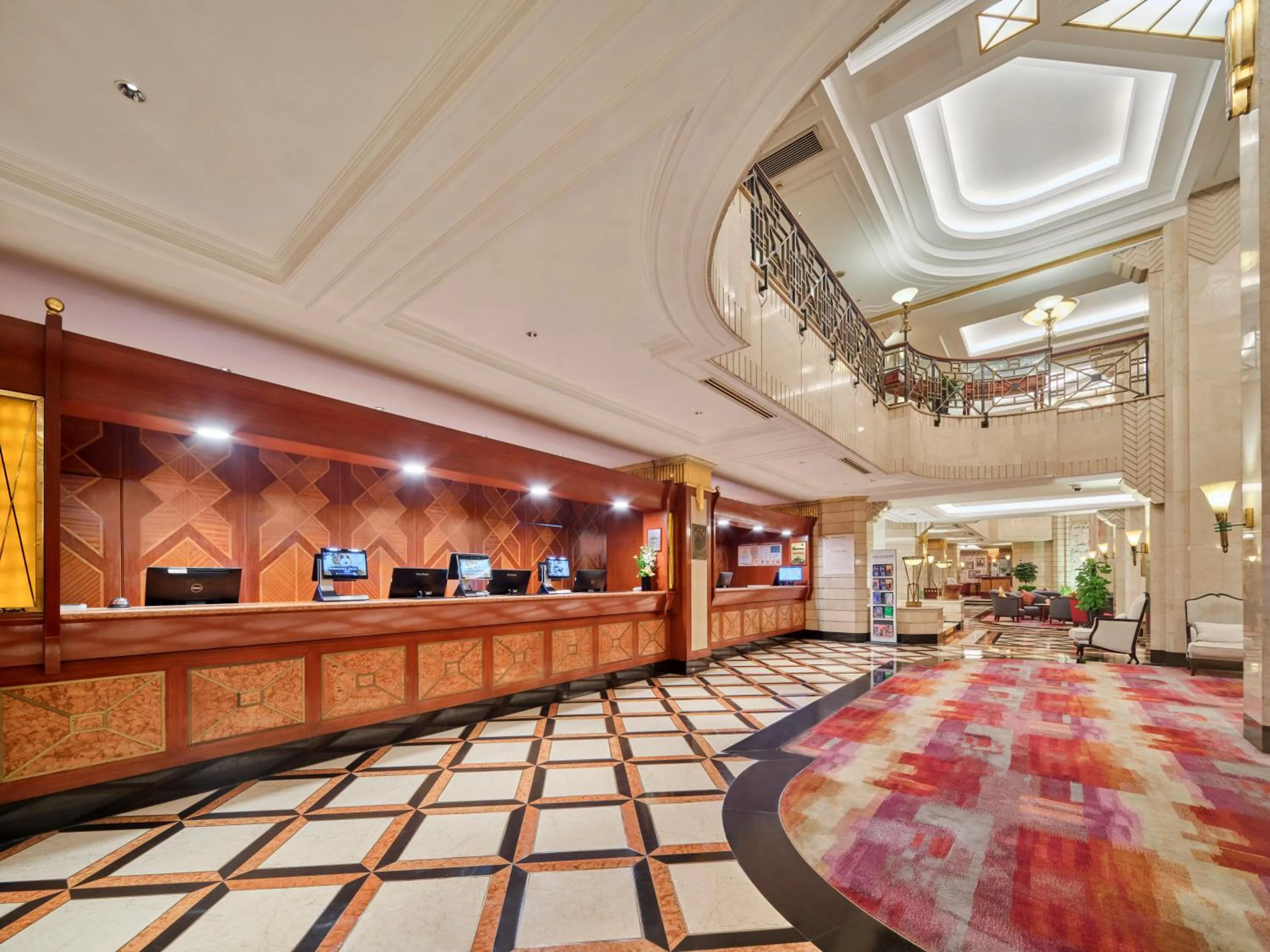 Lobby or reception in Shanghai Park Hotel - Hudec Excellent Historical Building - Priority Access for Classic Butterfly Cookies Without queuing to guests