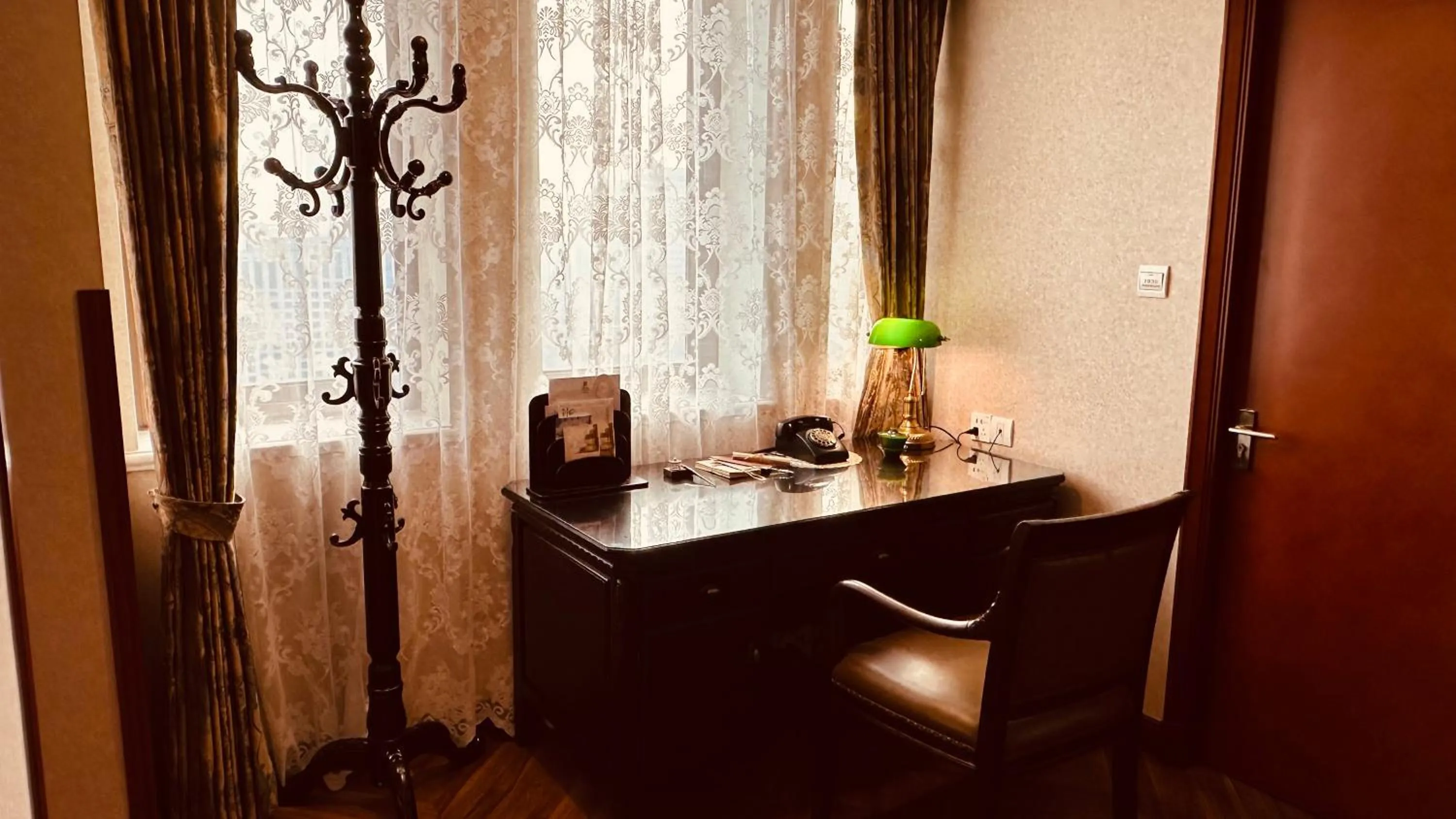 Bedroom in Shanghai Park Hotel - Hudec Excellent Historical Building - Priority Access for Classic Butterfly Cookies Without queuing to guests