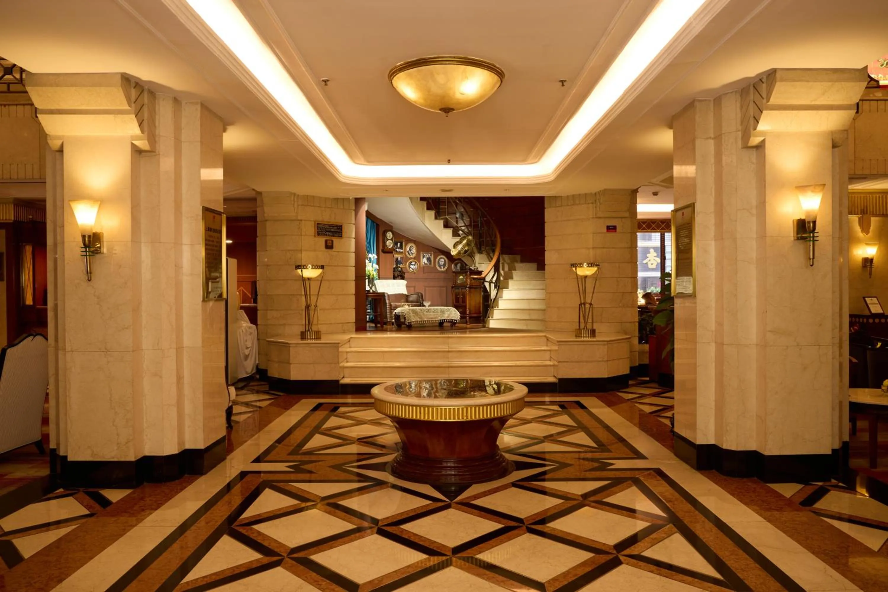 Lobby or reception in Shanghai Park Hotel - Hudec Excellent Historical Building - Priority Access for Classic Butterfly Cookies Without queuing to guests