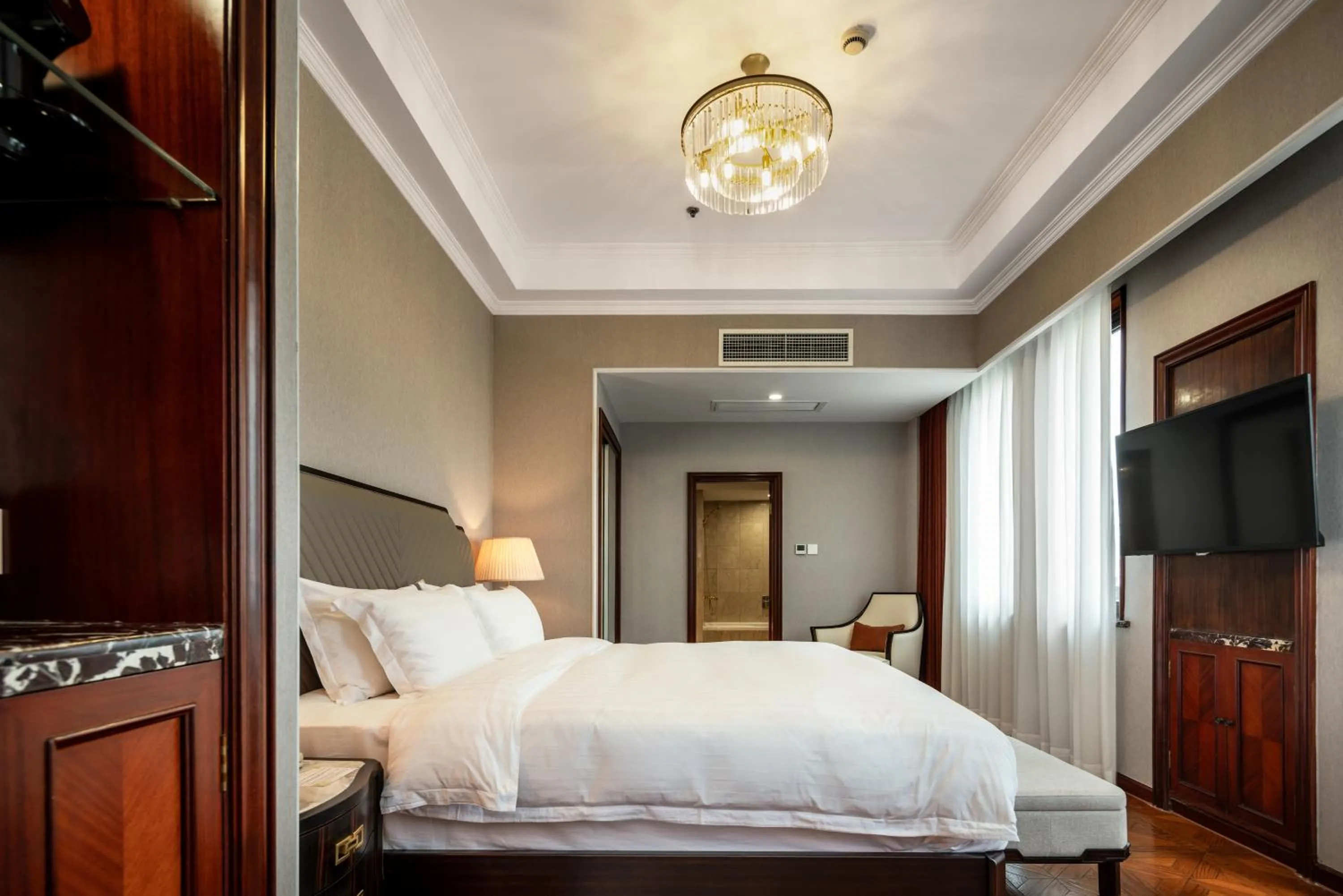 Bedroom, Bed in Shanghai Park Hotel - Hudec Excellent Historical Building - Priority Access for Classic Butterfly Cookies Without queuing to guests