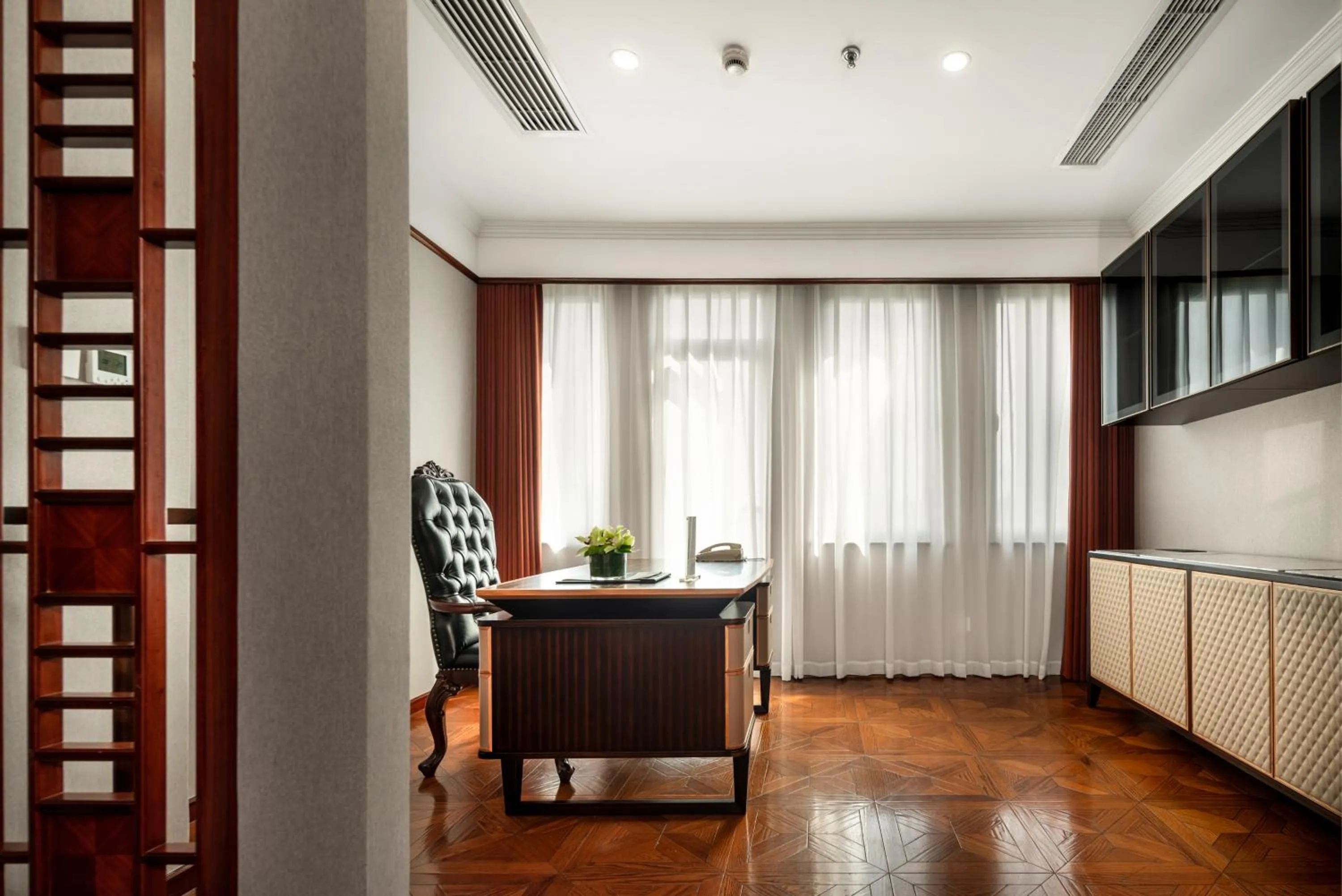 Living room in Shanghai Park Hotel - Hudec Excellent Historical Building - Priority Access for Classic Butterfly Cookies Without queuing to guests