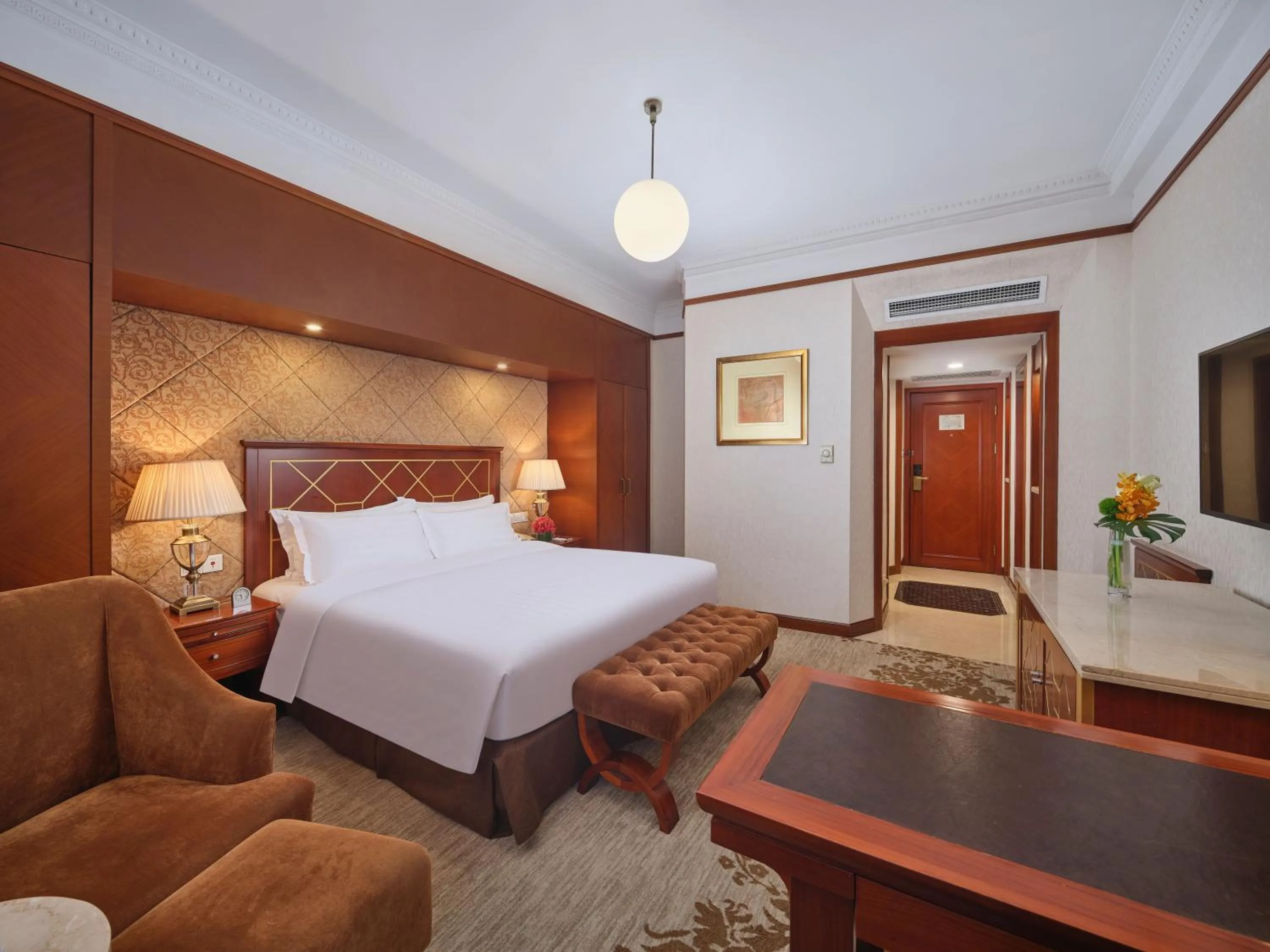 Bedroom, Bed in Shanghai Park Hotel - Hudec Excellent Historical Building - Priority Access for Classic Butterfly Cookies Without queuing to guests