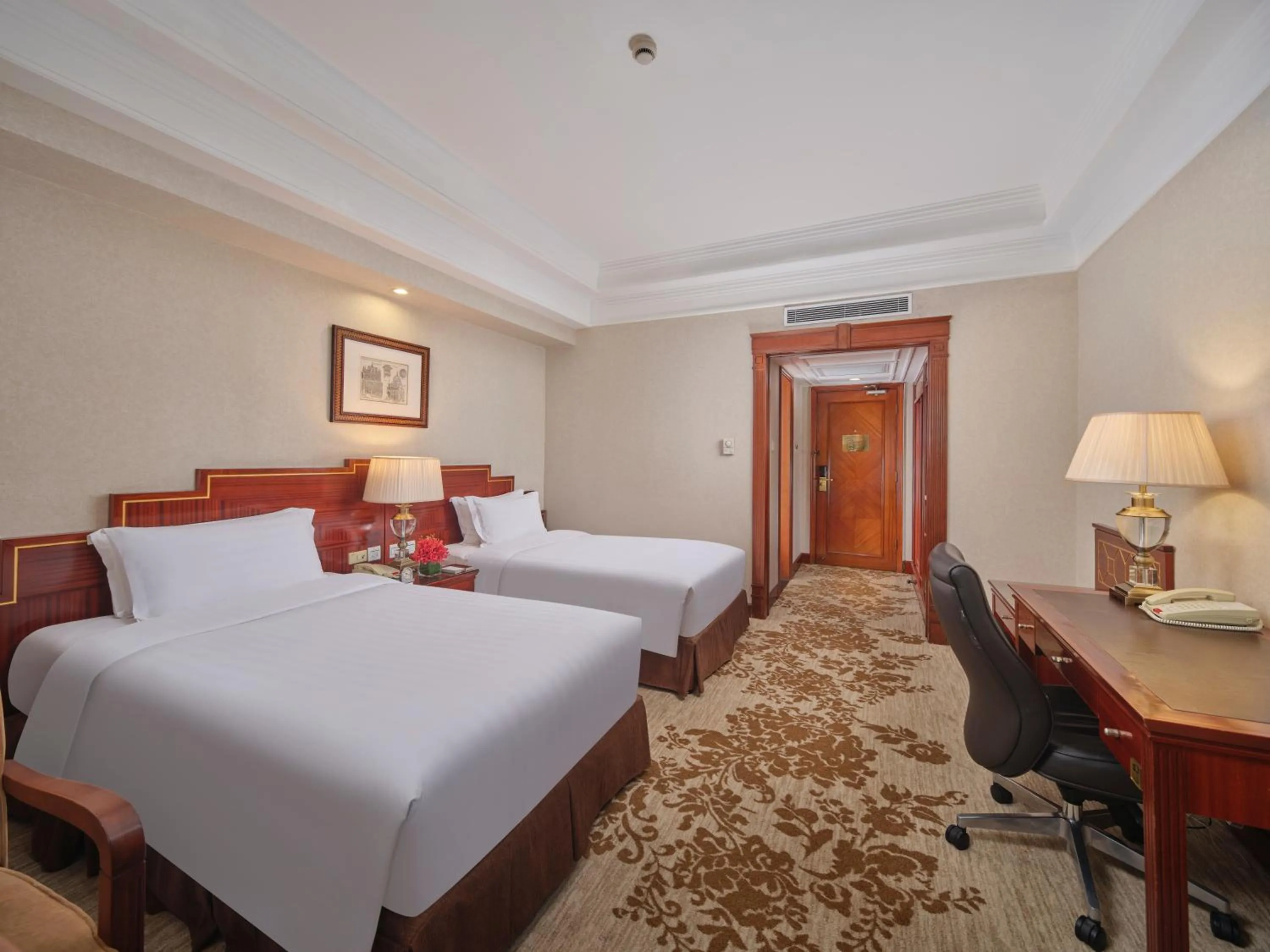 Bedroom, Bed in Shanghai Park Hotel - Hudec Excellent Historical Building - Priority Access for Classic Butterfly Cookies Without queuing to guests