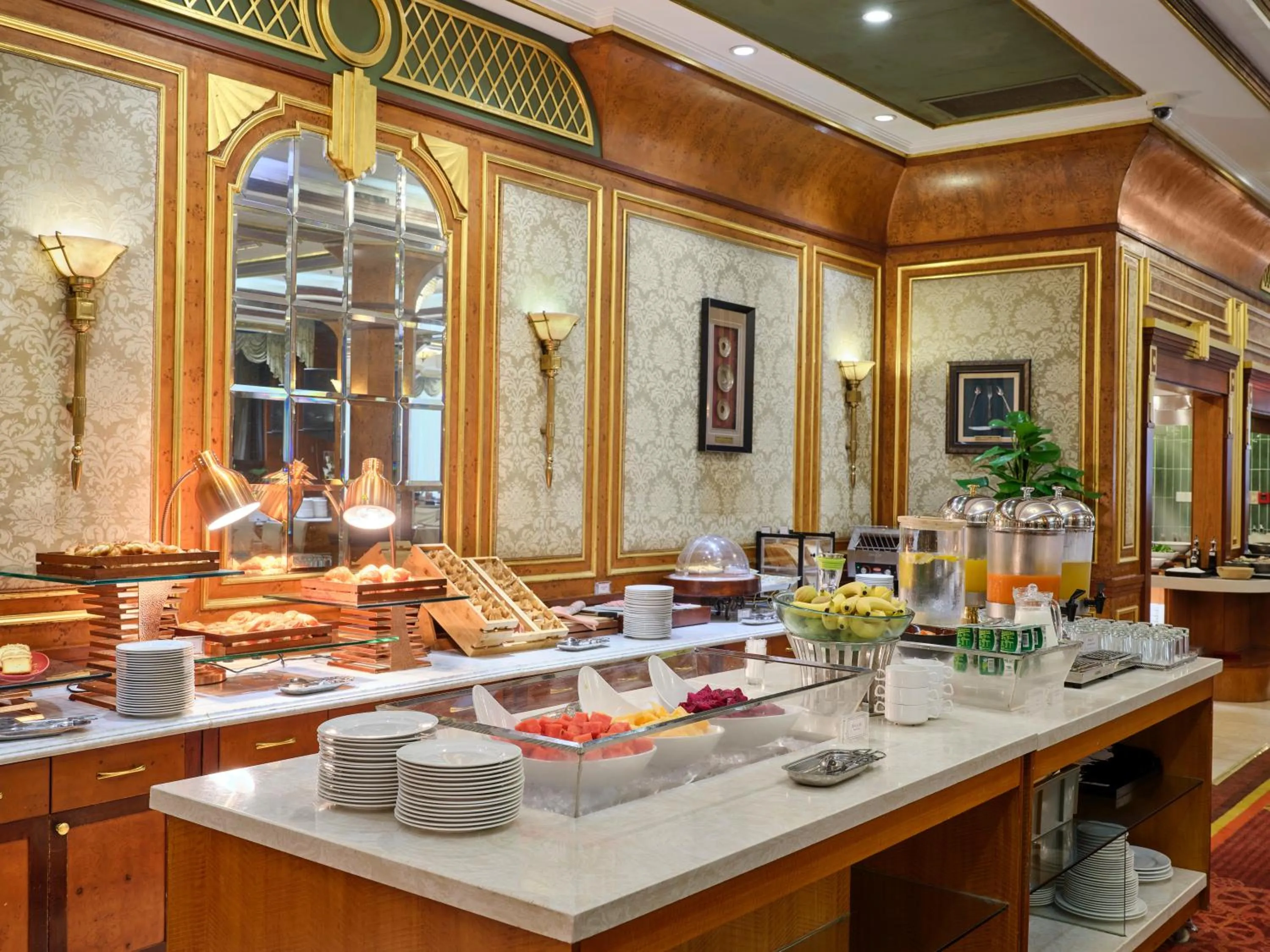 Breakfast in Shanghai Park Hotel - Hudec Excellent Historical Building - Priority Access for Classic Butterfly Cookies Without queuing to guests