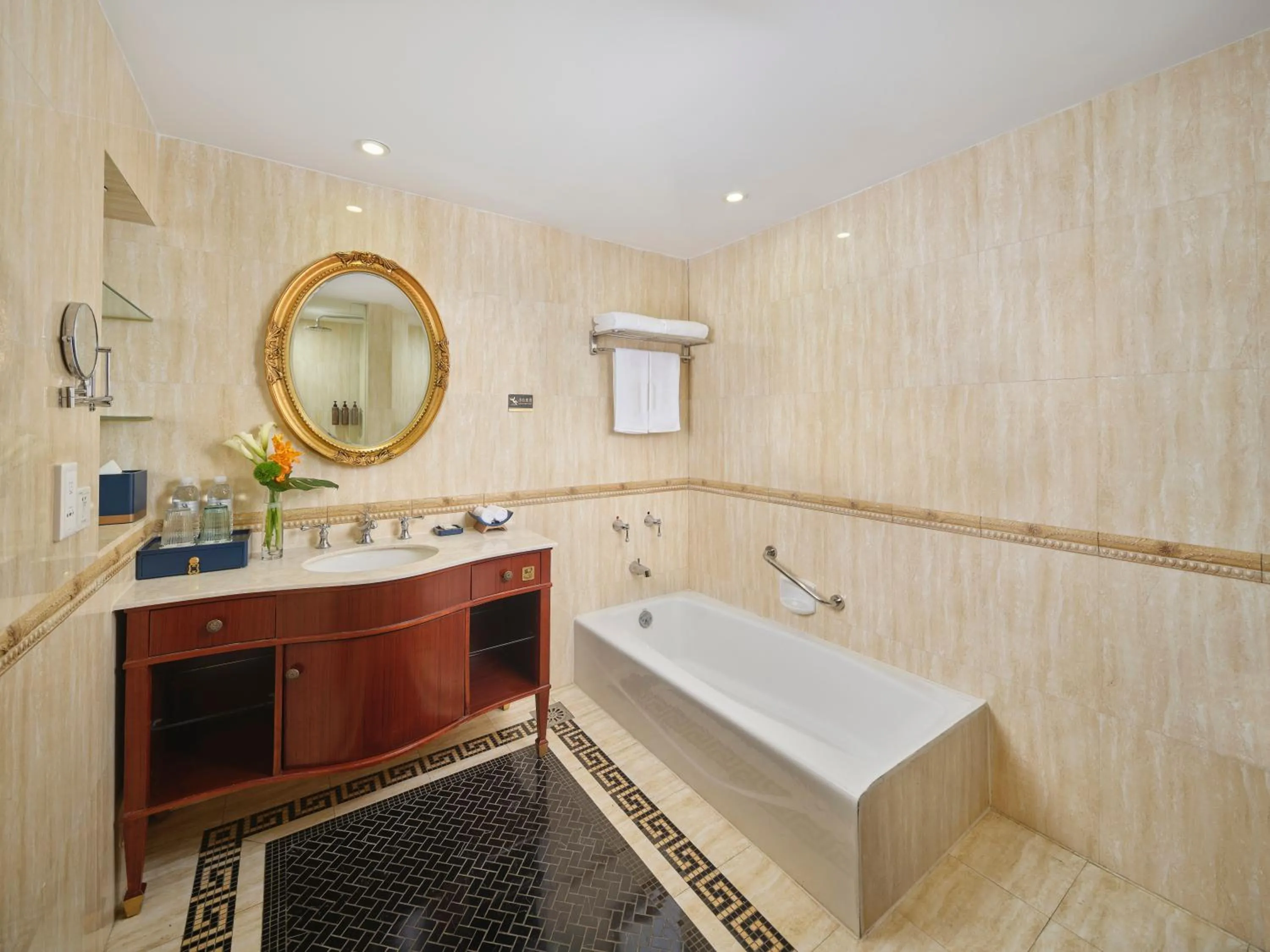 Bathroom in Shanghai Park Hotel - Hudec Excellent Historical Building - Priority Access for Classic Butterfly Cookies Without queuing to guests