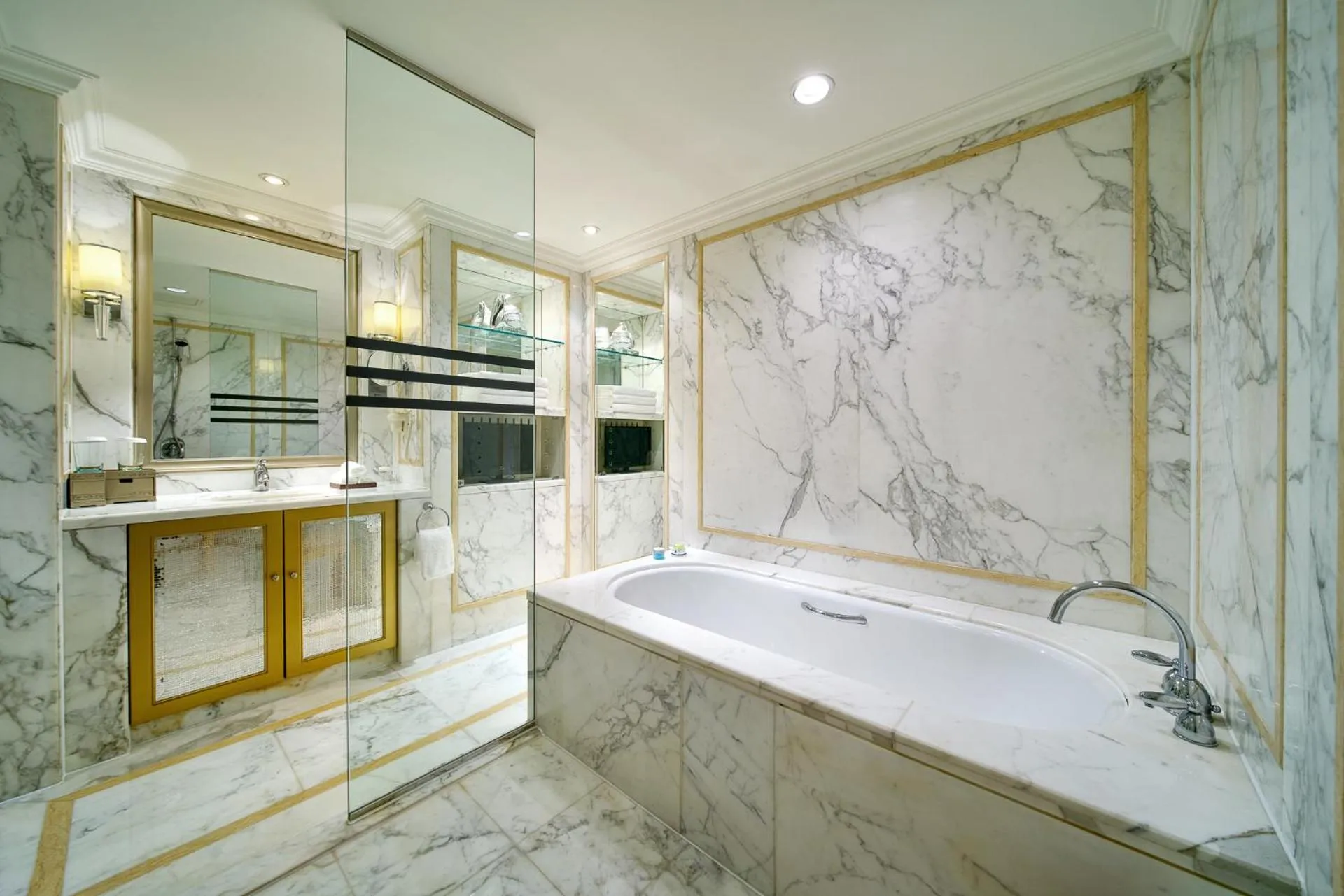 Bathroom in The Kunlun Beijing Jin Jiang Radisson