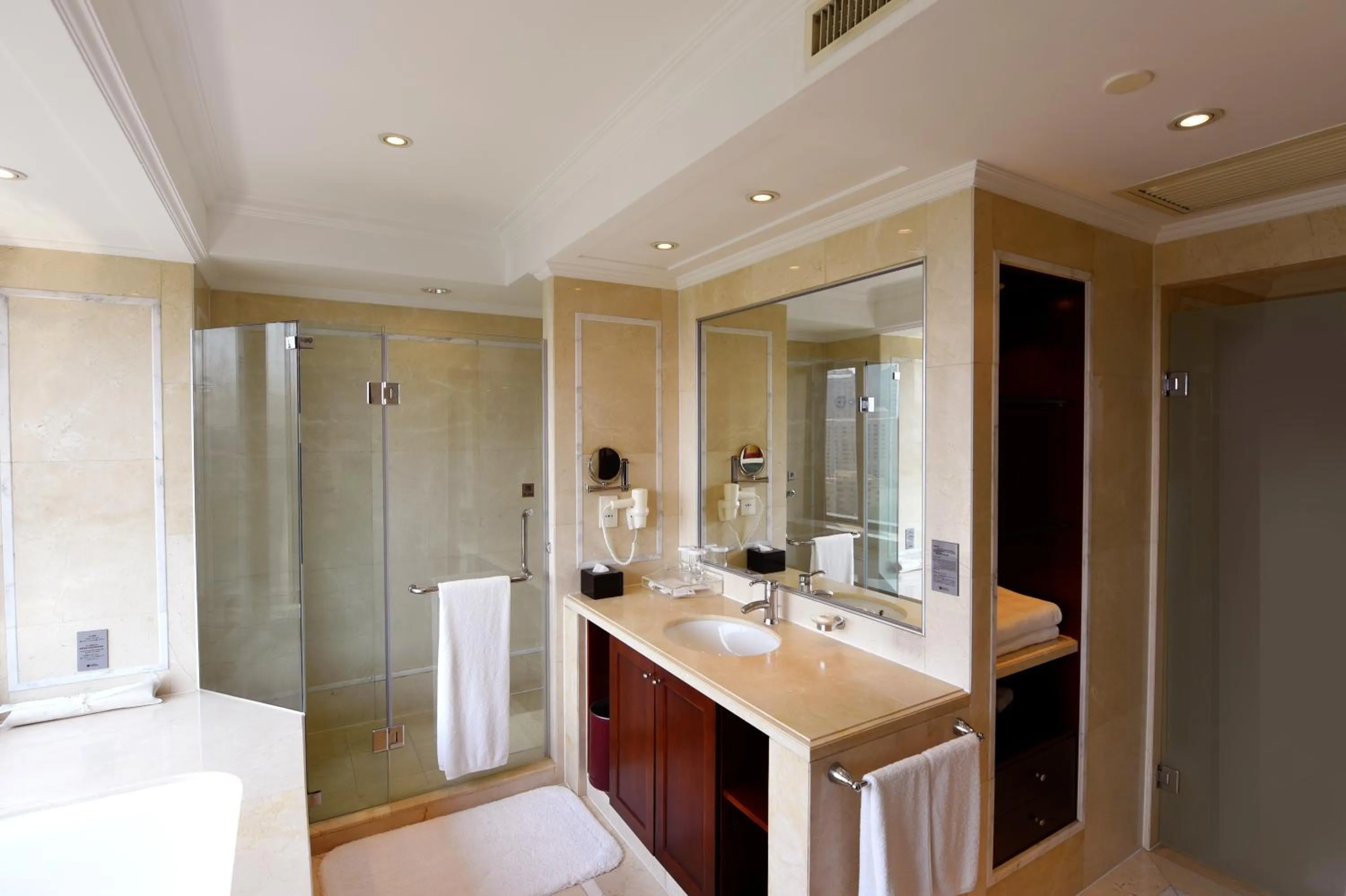 Bathroom in The Kunlun Beijing Jin Jiang Radisson