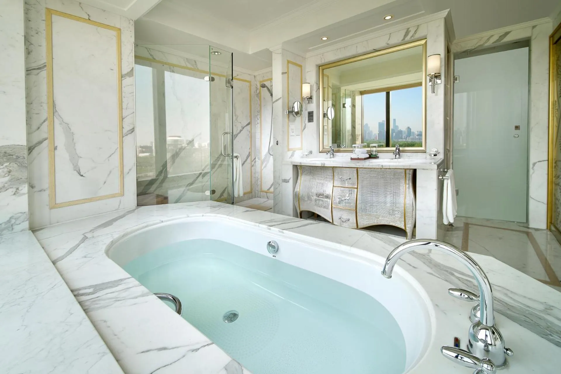 Bathroom in The Kunlun Beijing Jin Jiang Radisson