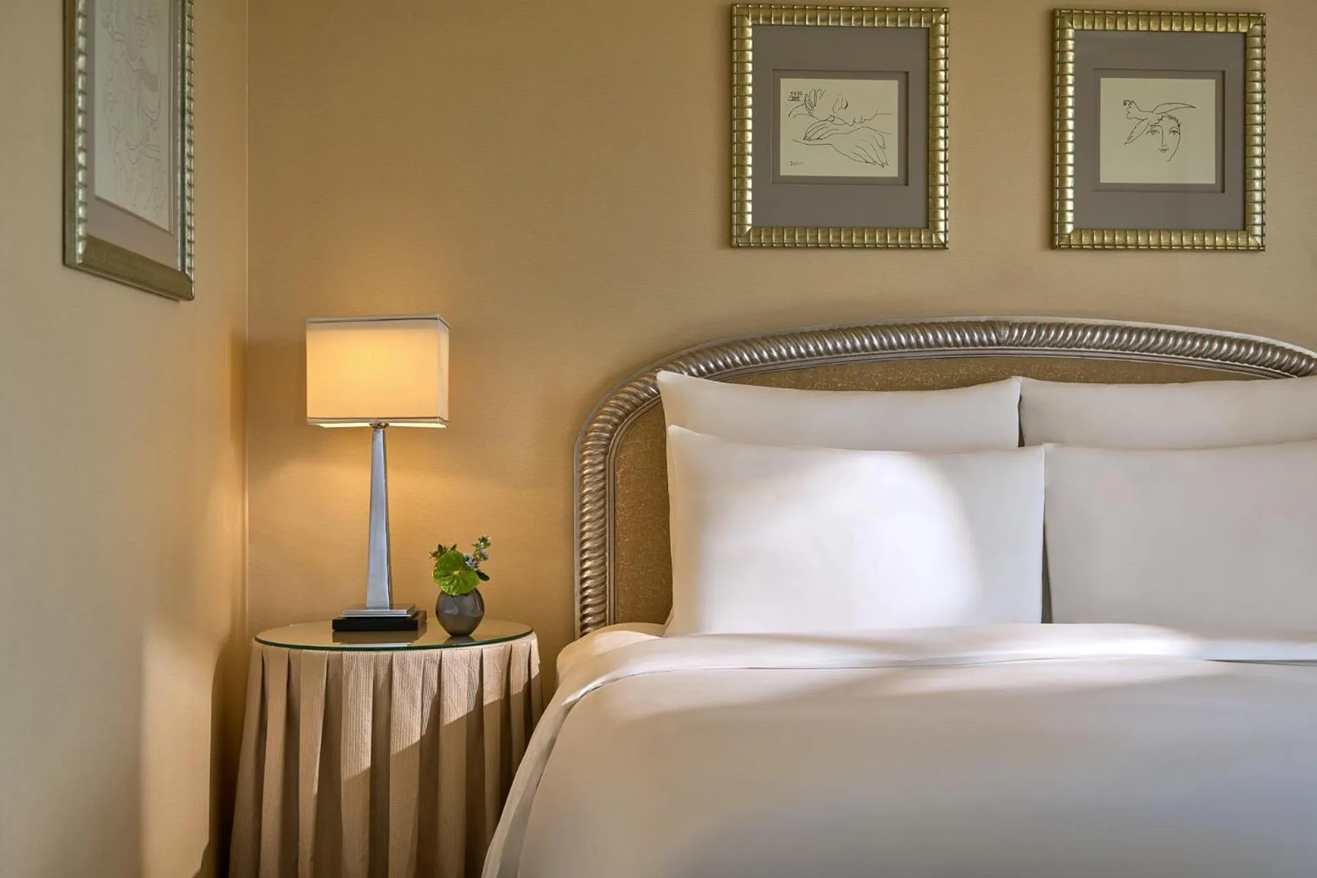 Photo of the whole room, Bed in The Kunlun Beijing Jin Jiang Radisson