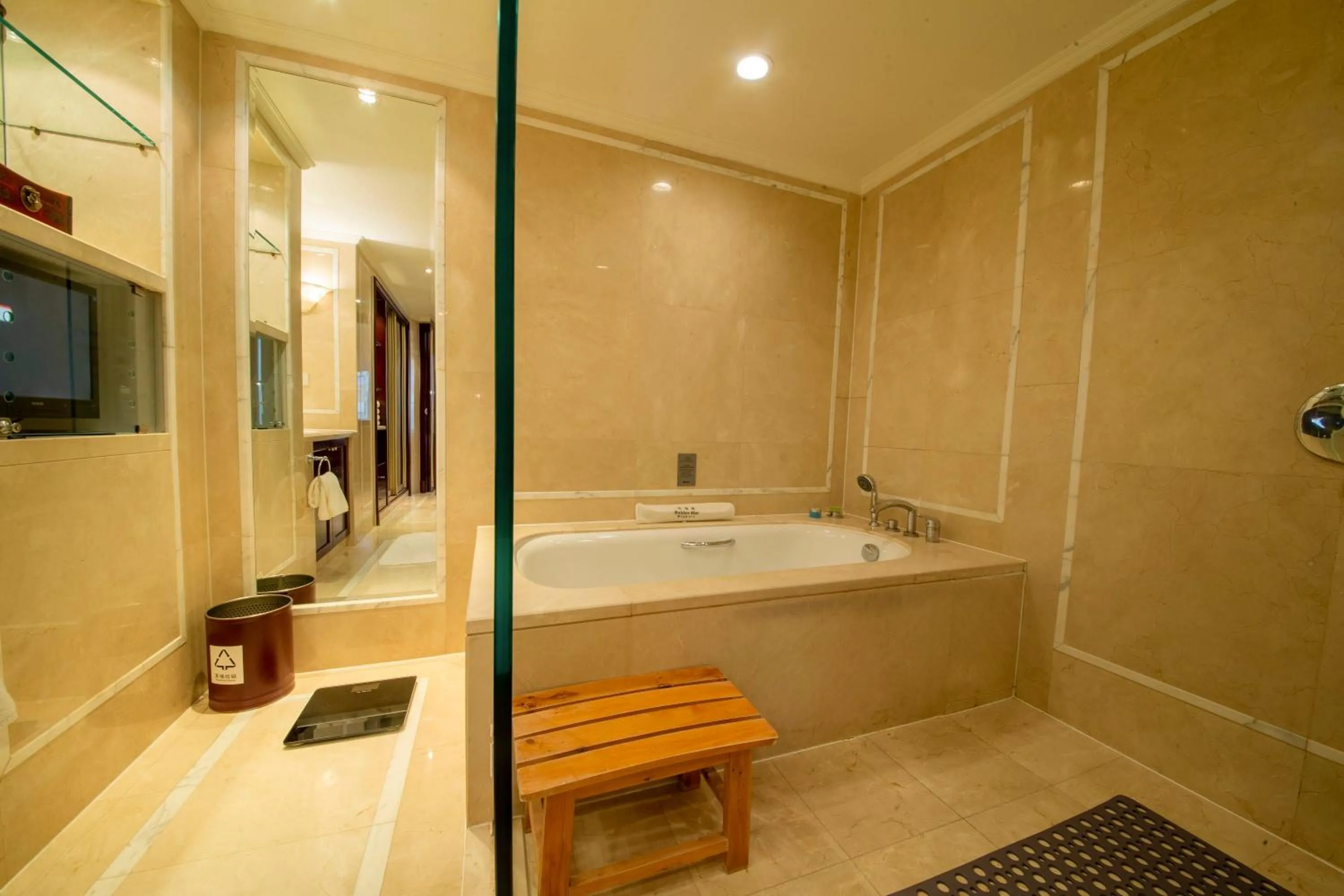 Bathroom in The Kunlun Beijing Jin Jiang Radisson