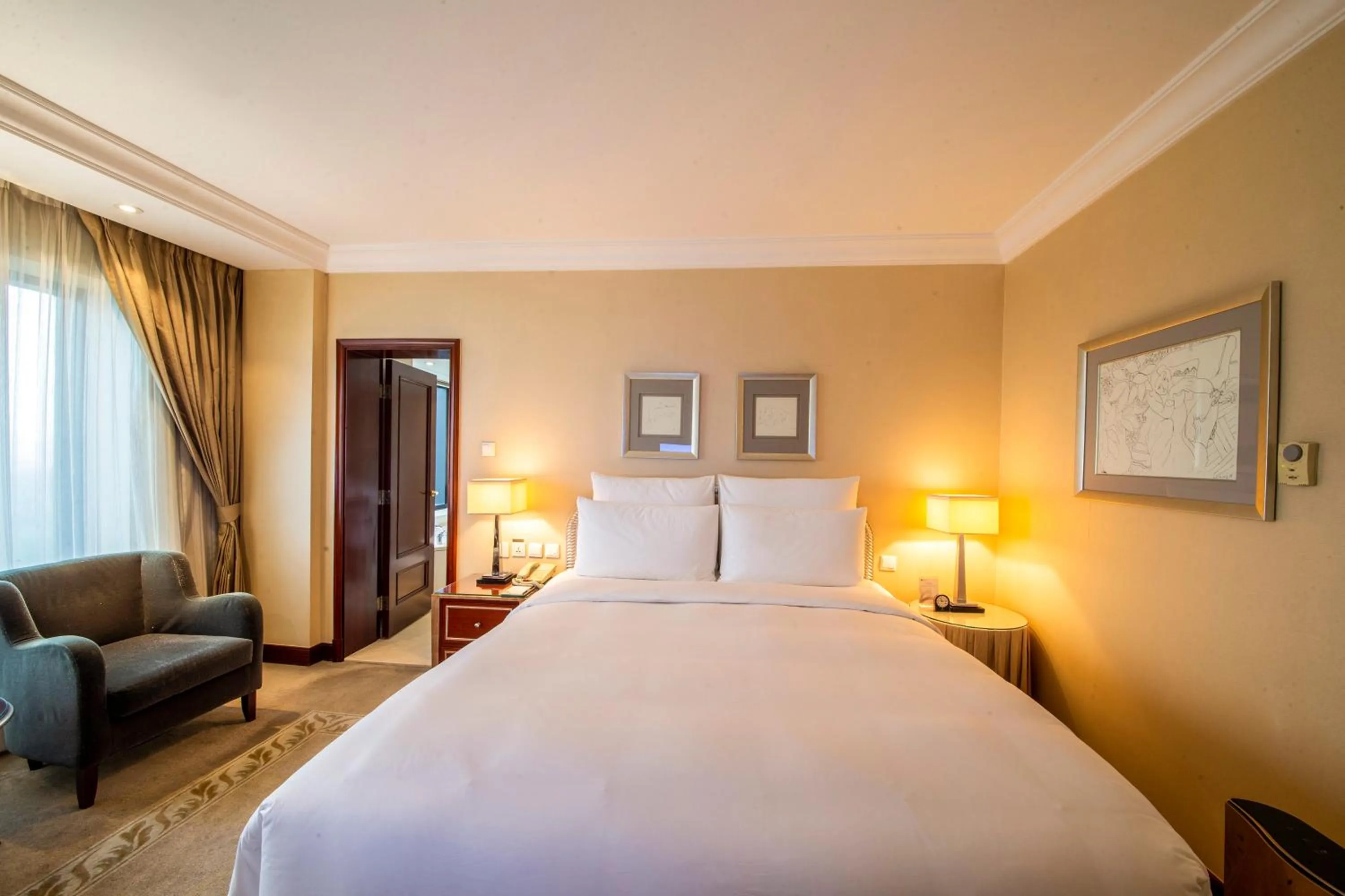 Bedroom, Bed in The Kunlun Beijing Jin Jiang Radisson