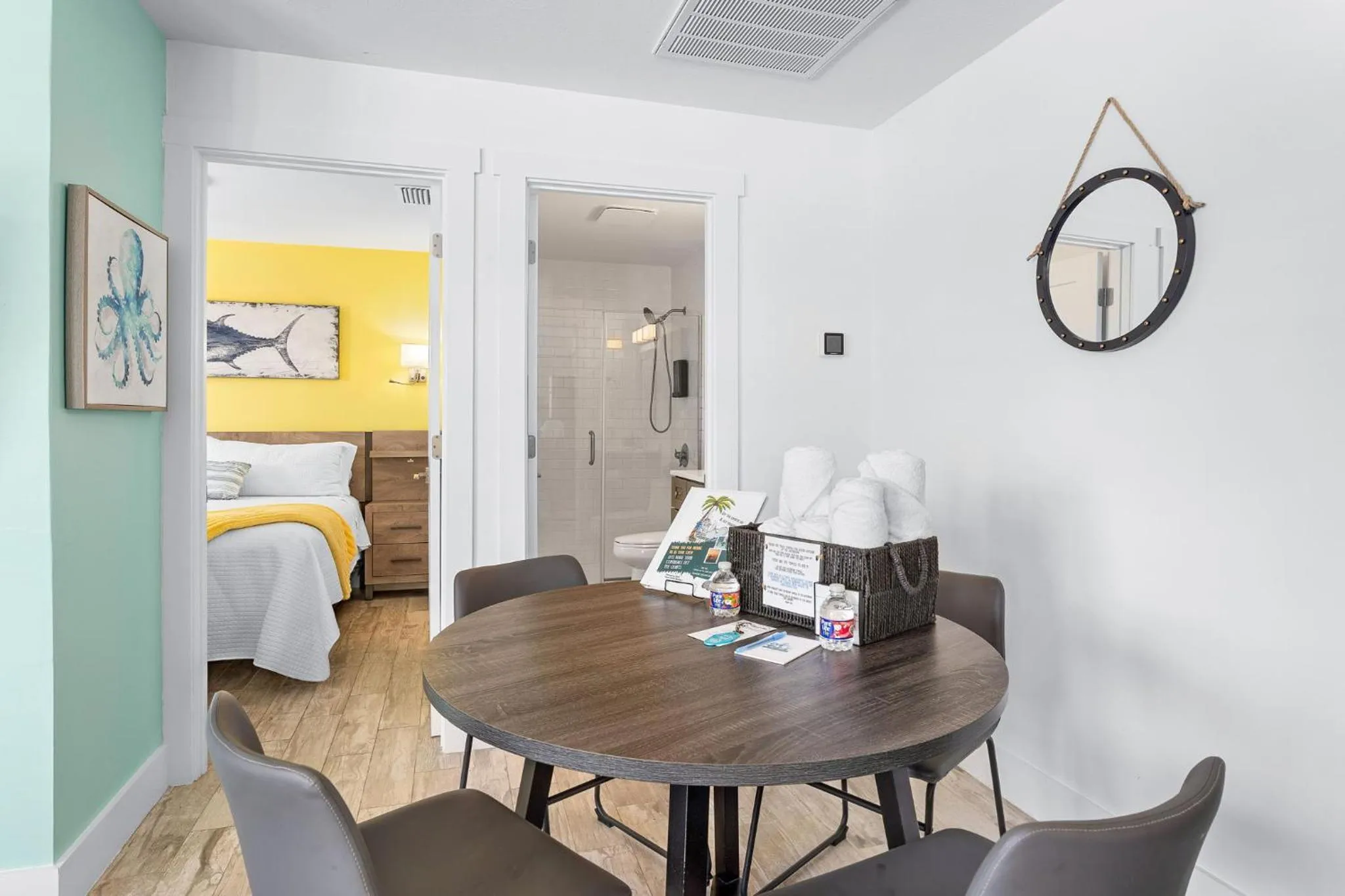 Dining area, Bed in Off the Charts Inn