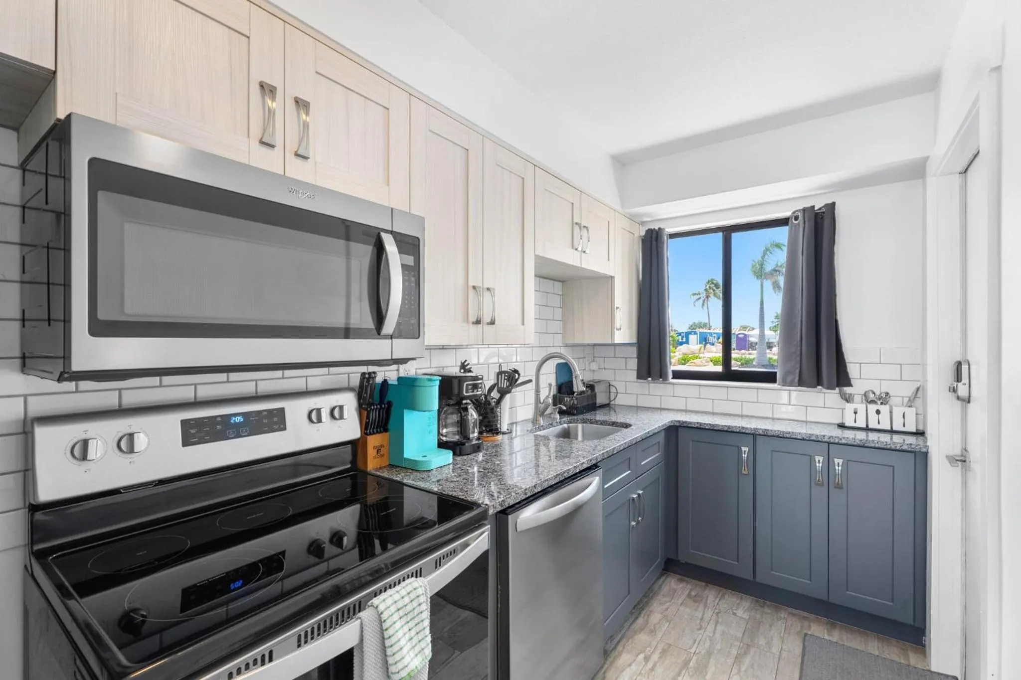 Kitchen or kitchenette in Off the Charts Inn