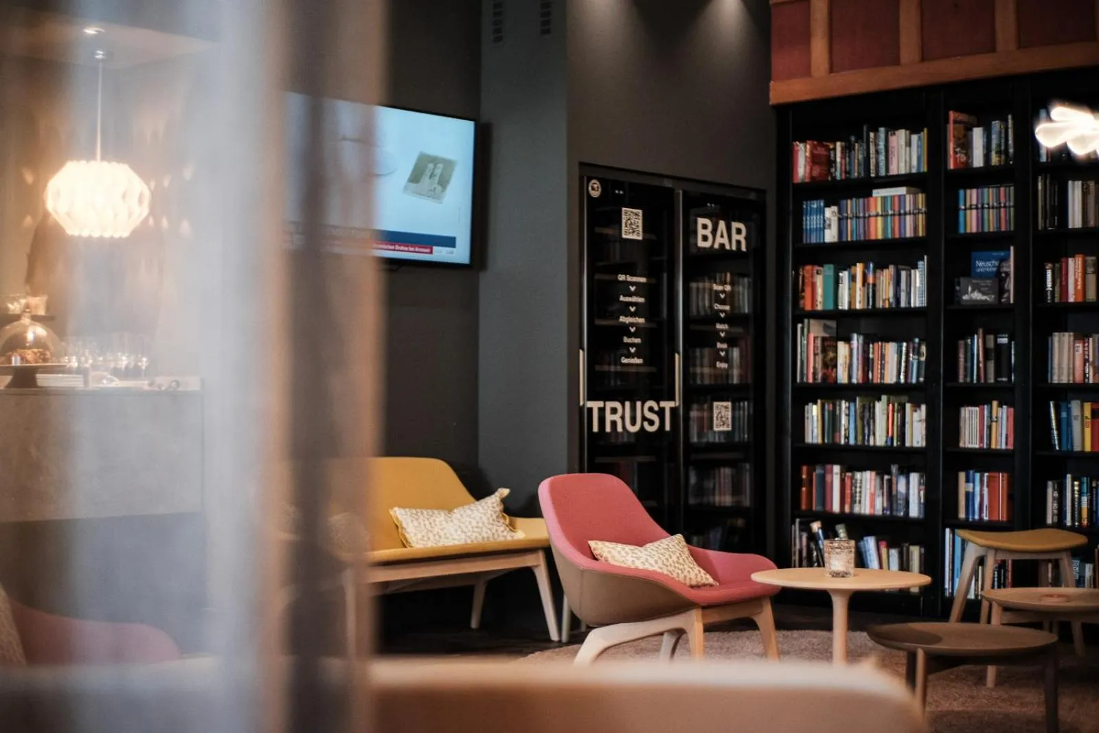 Library in The Townhouse Ruhpolding - Individual Design & Casual Concept