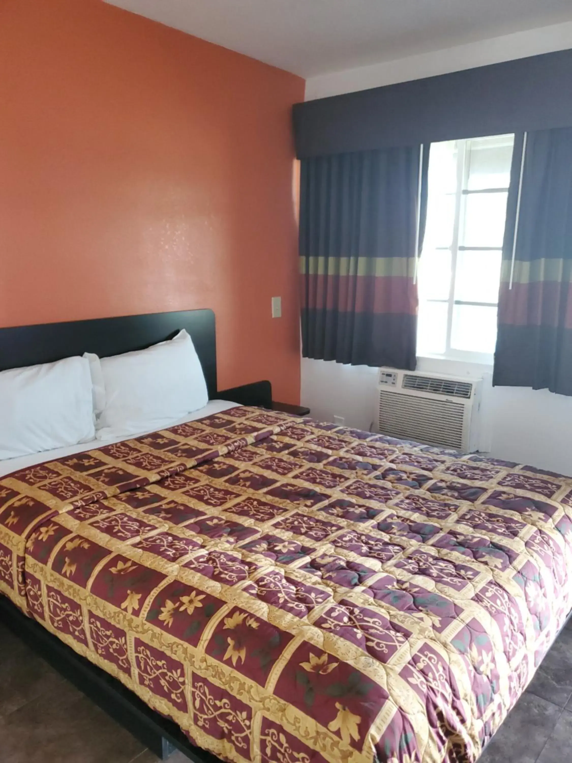 Deluxe Queen Room - Smoking in High Desert Inn Deluxe Queen Room - Smoking in High Desert Inn