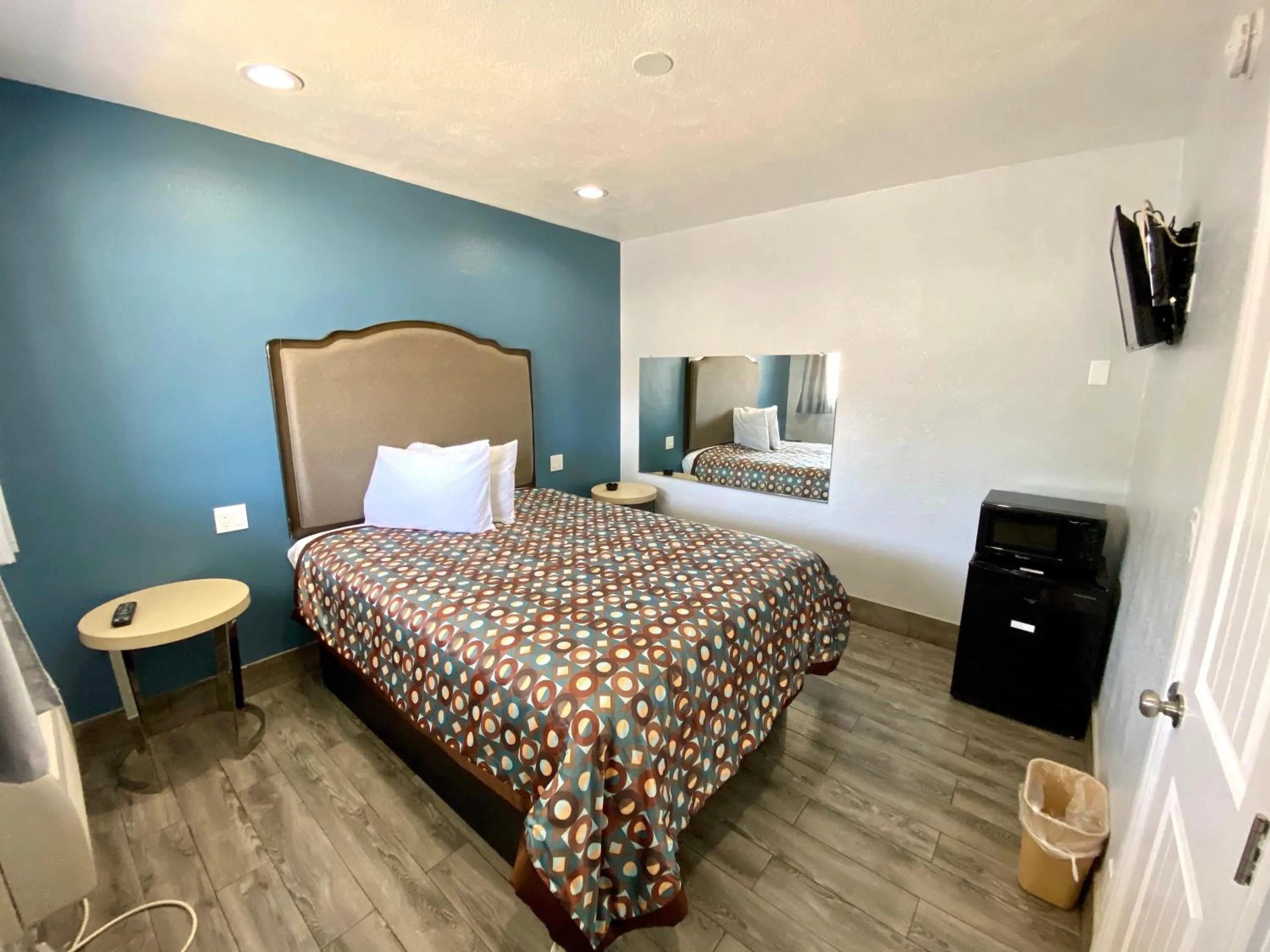 Photo of the whole room, Bed in Dixie Motel