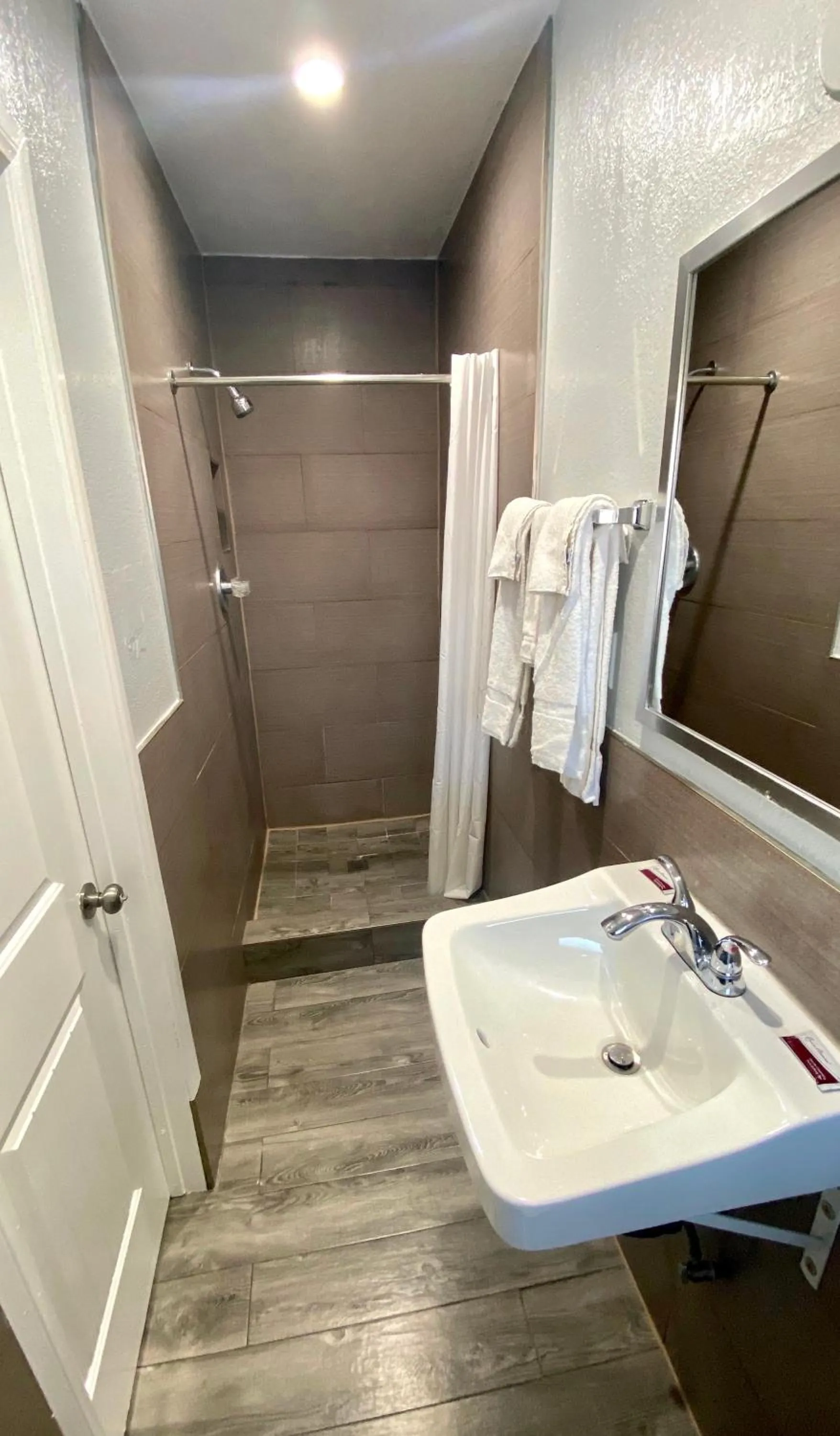 Bathroom in Dixie Motel
