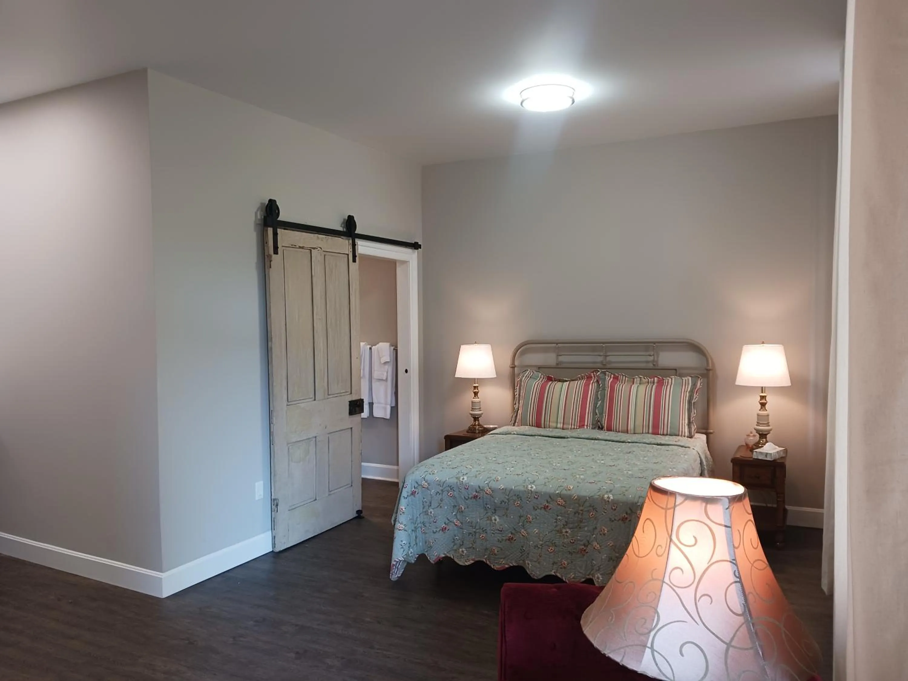 Bed in Lee House Inn