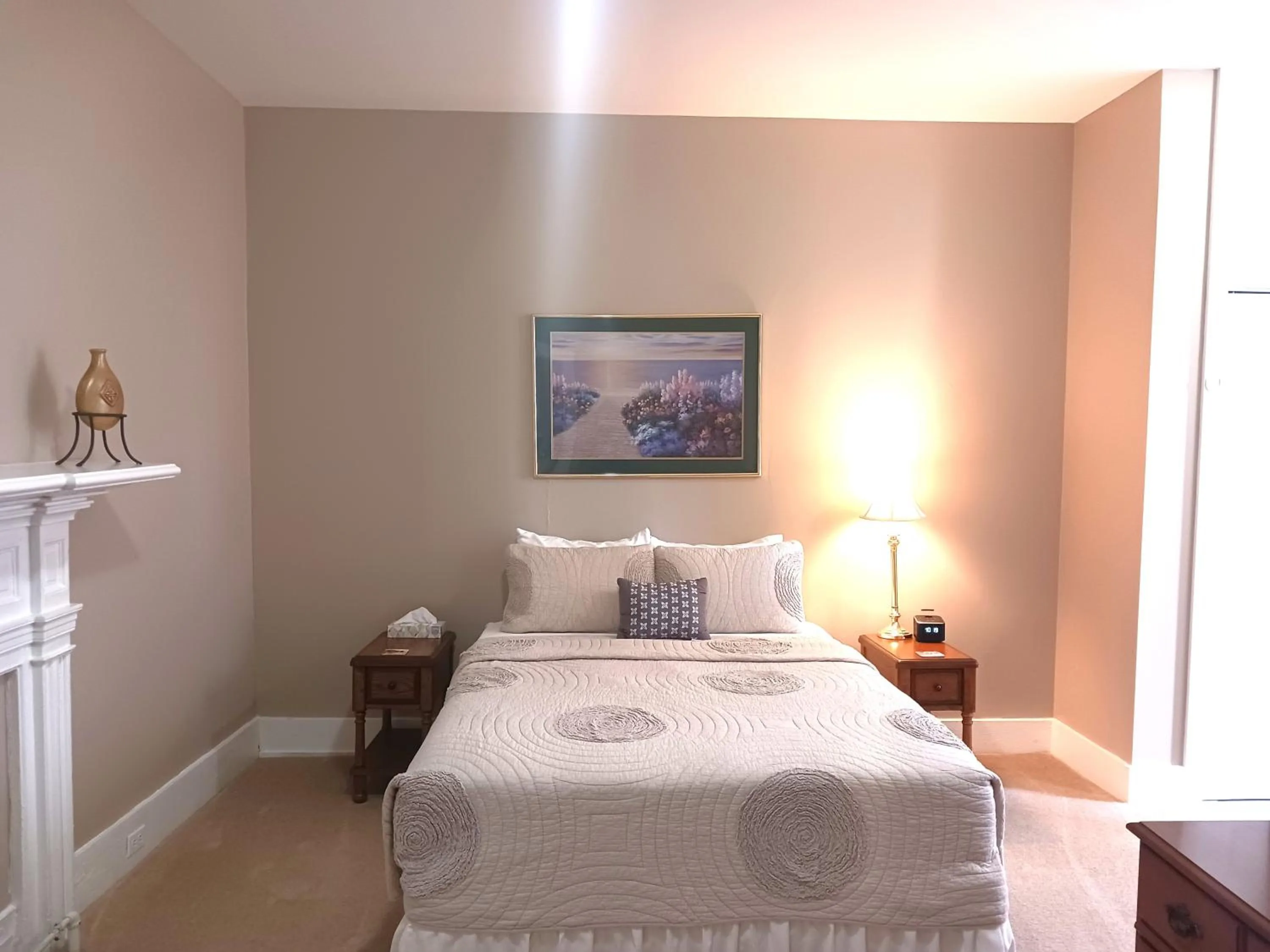 Bed in Lee House Inn